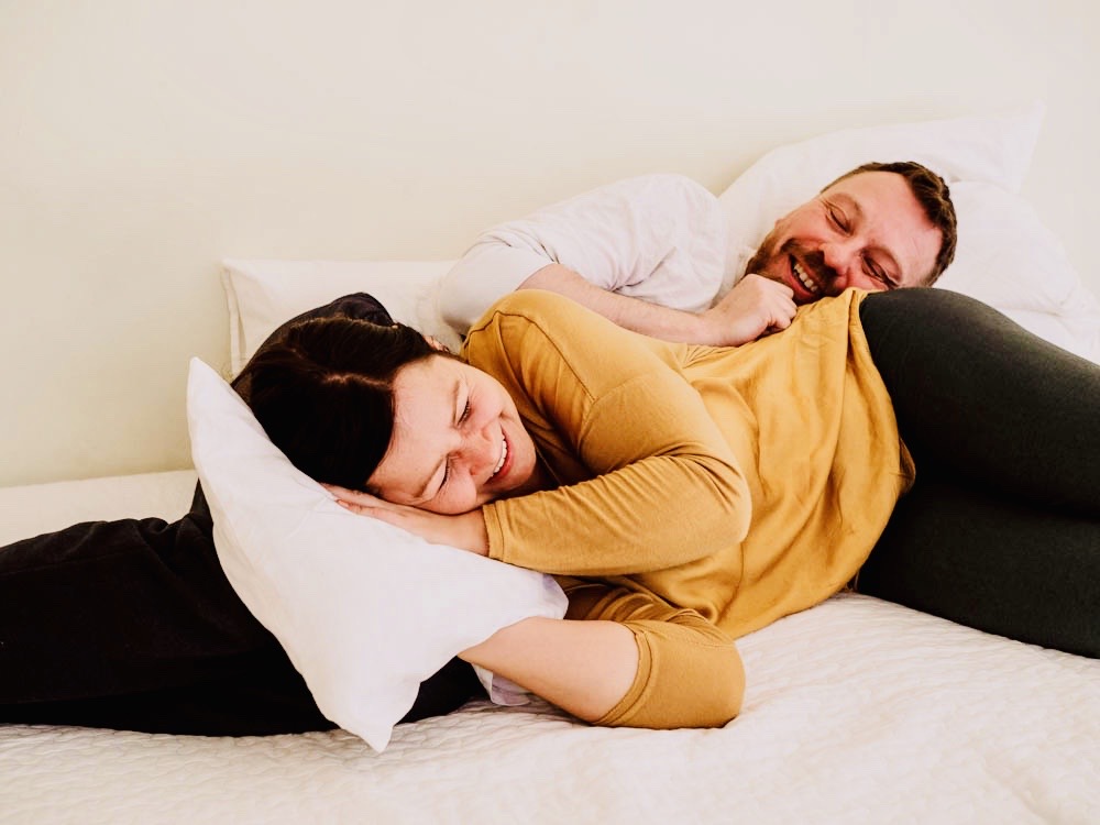 Teilnehmer:innen genießen wohltuende Berührungen und tiefe Entspannung bei einer Kuschelparty im deutschsprachigen Raum.