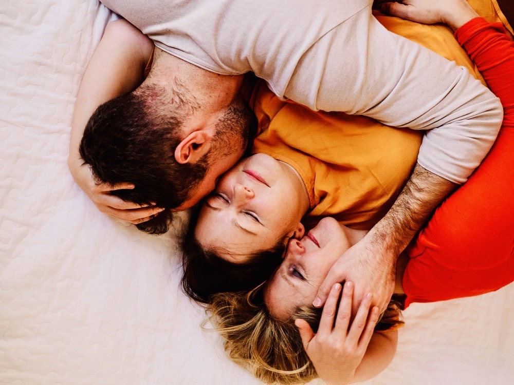 Menschen liegen entspannt zusammen und teilen achtsame Berührung bei einer Kuschelparty im KuschelRaum.