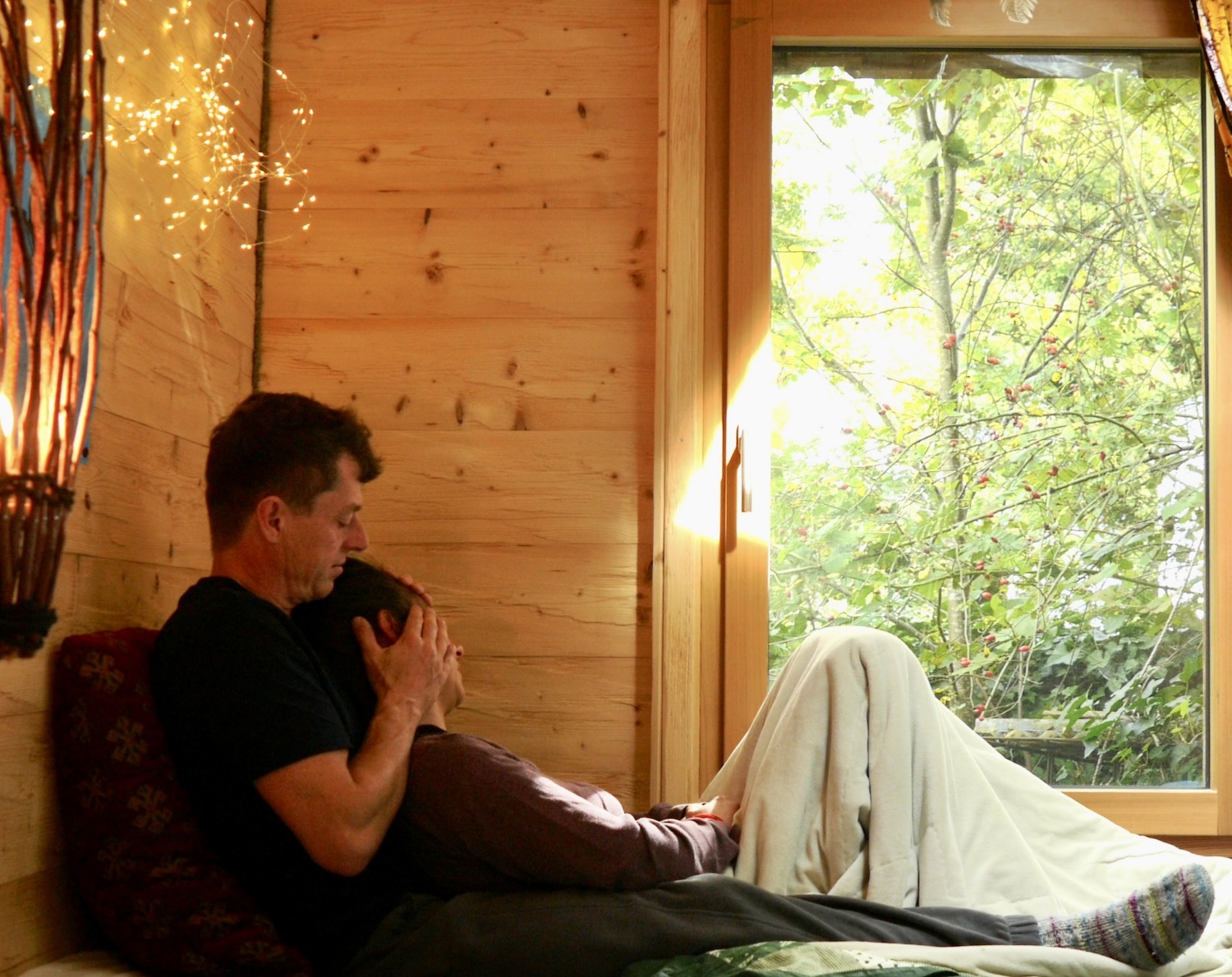 Achtsame Berührung zwischen Kuscheltherapeut und Klientin – Nähe, Sicherheit und Entspannung im KuschelRaum - hier im Tinyhouse.