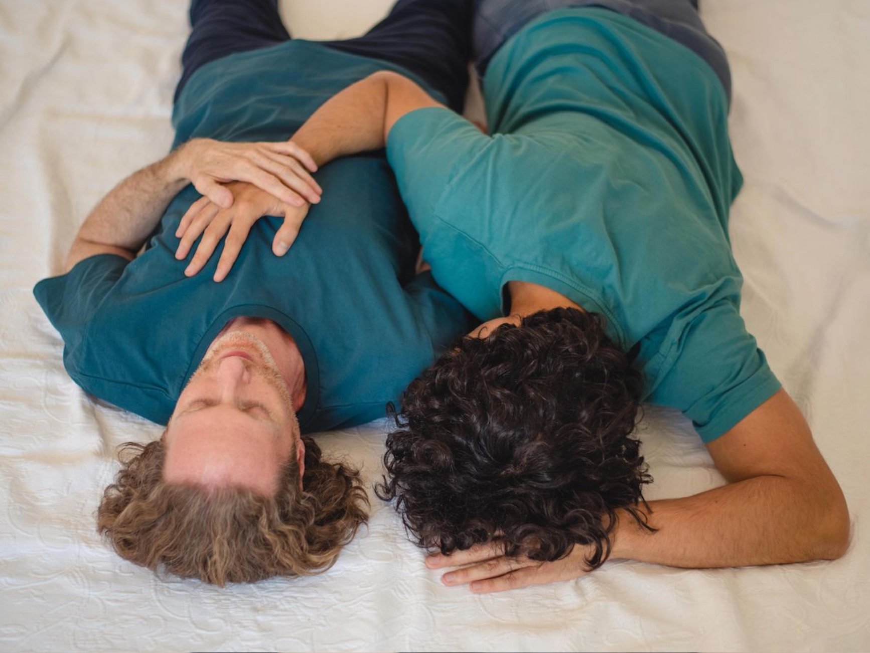 Ein Mann legt achtsam seine Hand auf das Herz eines anderen Mannes – Berührung, Vertrauen und Empathie im KuschelRaum