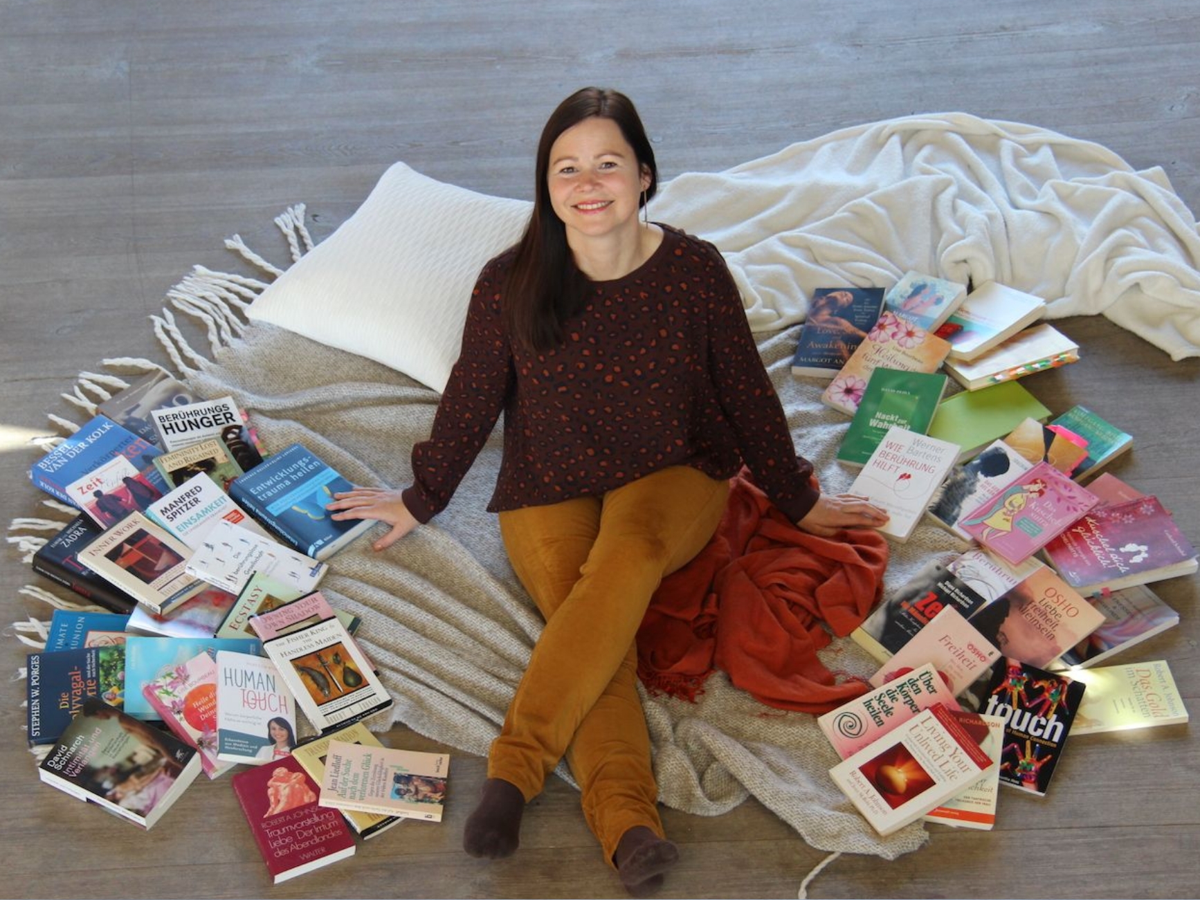 Leitung des KuschelRaums zwischen Fachbüchern – Symbol für Wissen, Tiefe und Qualität in der Kuscheltherapie