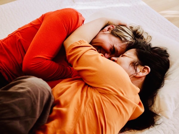 Kuscheln und Freude Kuscheltherapeutin und Klientin – ein Moment von verbindender Herzlichkeit und entspannter Nähe.