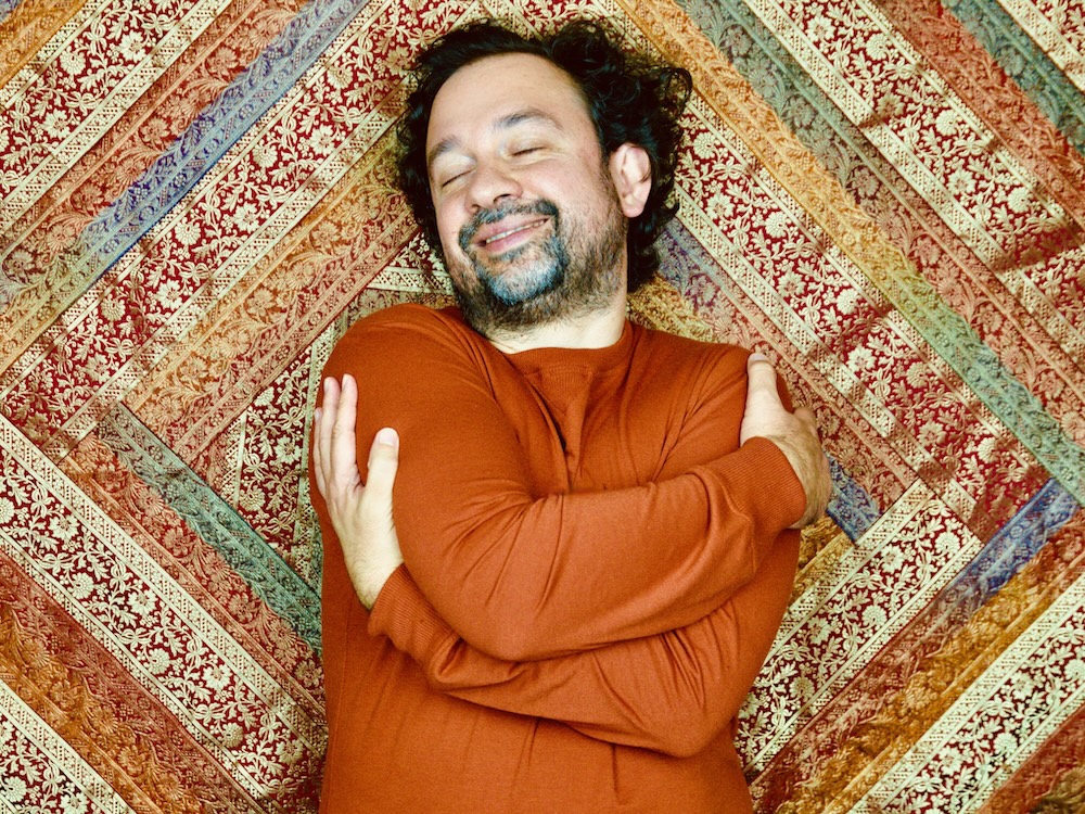 Gueray, Kuschelbär mit Humor. Umarmt sich hier selbst und lädt dich ein, dazu zukommen. Kuscheltherapie im KuschelRaum Berlin.