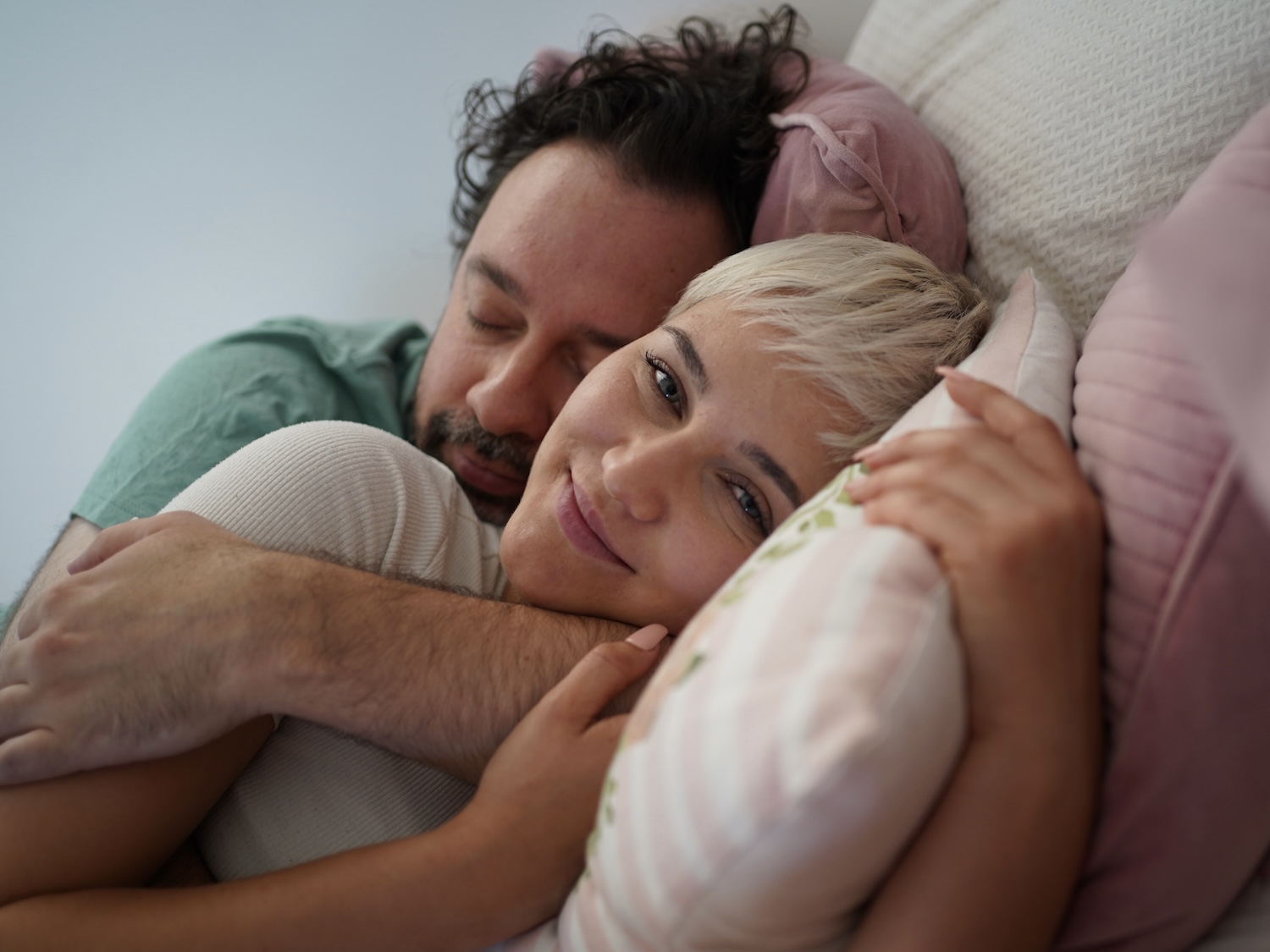 Kuscheltherapie-Session im KuschelRaum – eine Frau erlebt Halt und liebevolle Präsenz.