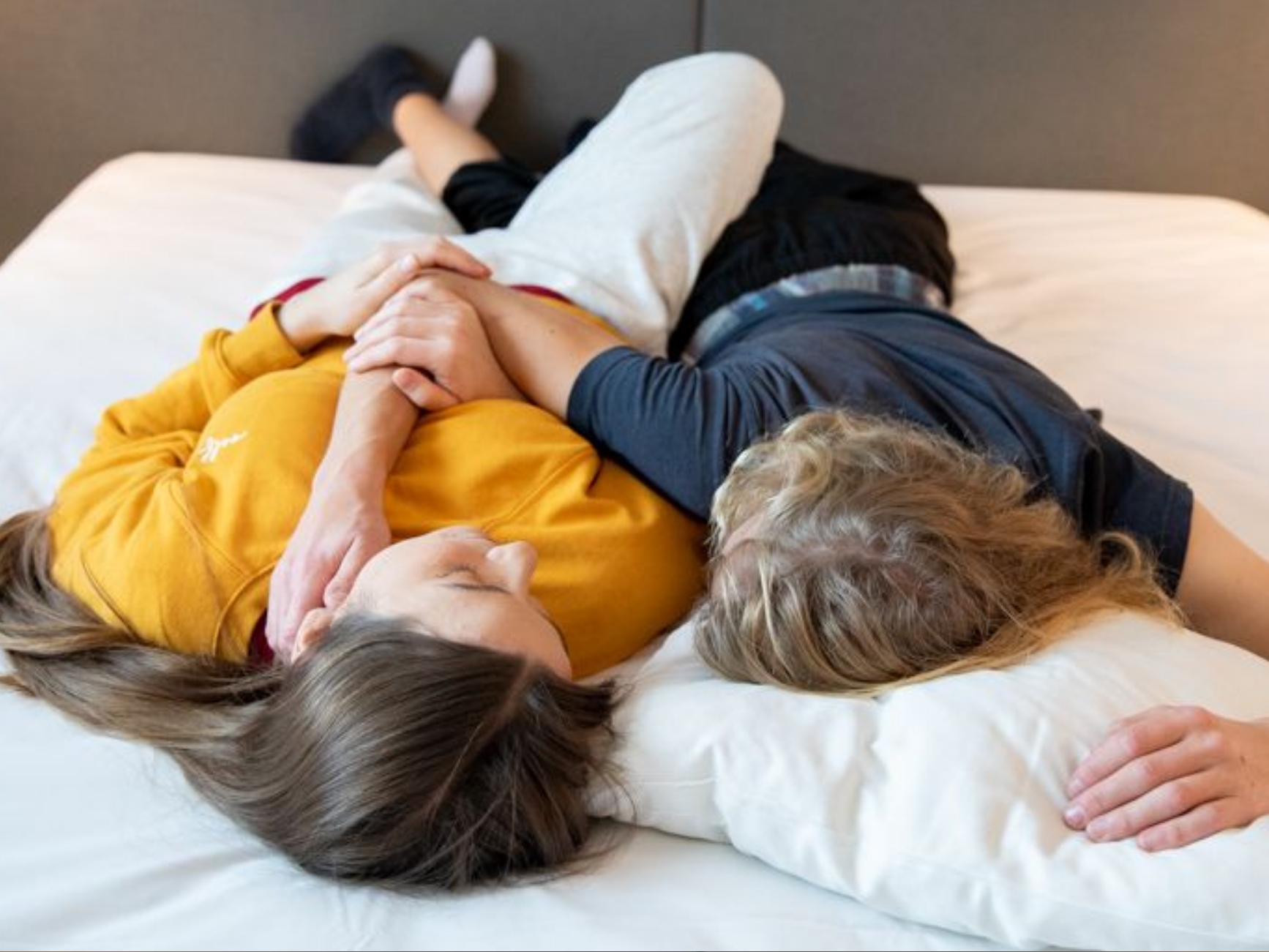 Achtsame Kuschelszene – Berührung stärkt Sicherheit, Verbundenheit und Wohlbefinden.