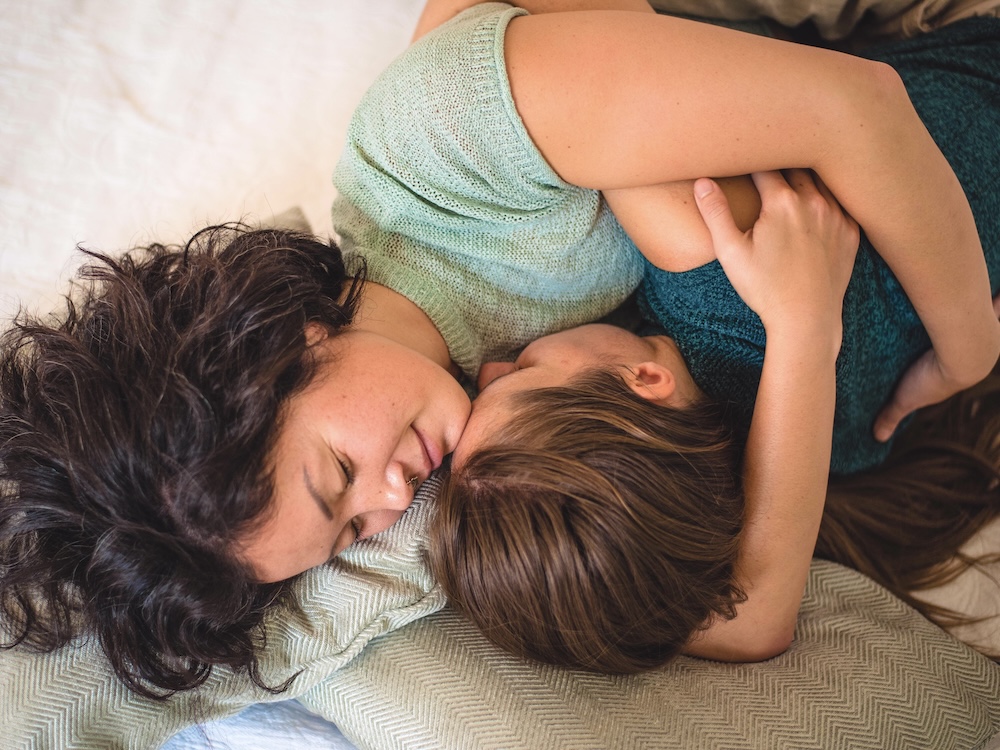 Frauenrunde in weichen Kissen – achtsame Kuschelparty nur für Frauen im KuschelRaum Berlin, mit Wärme und Vertrauen.