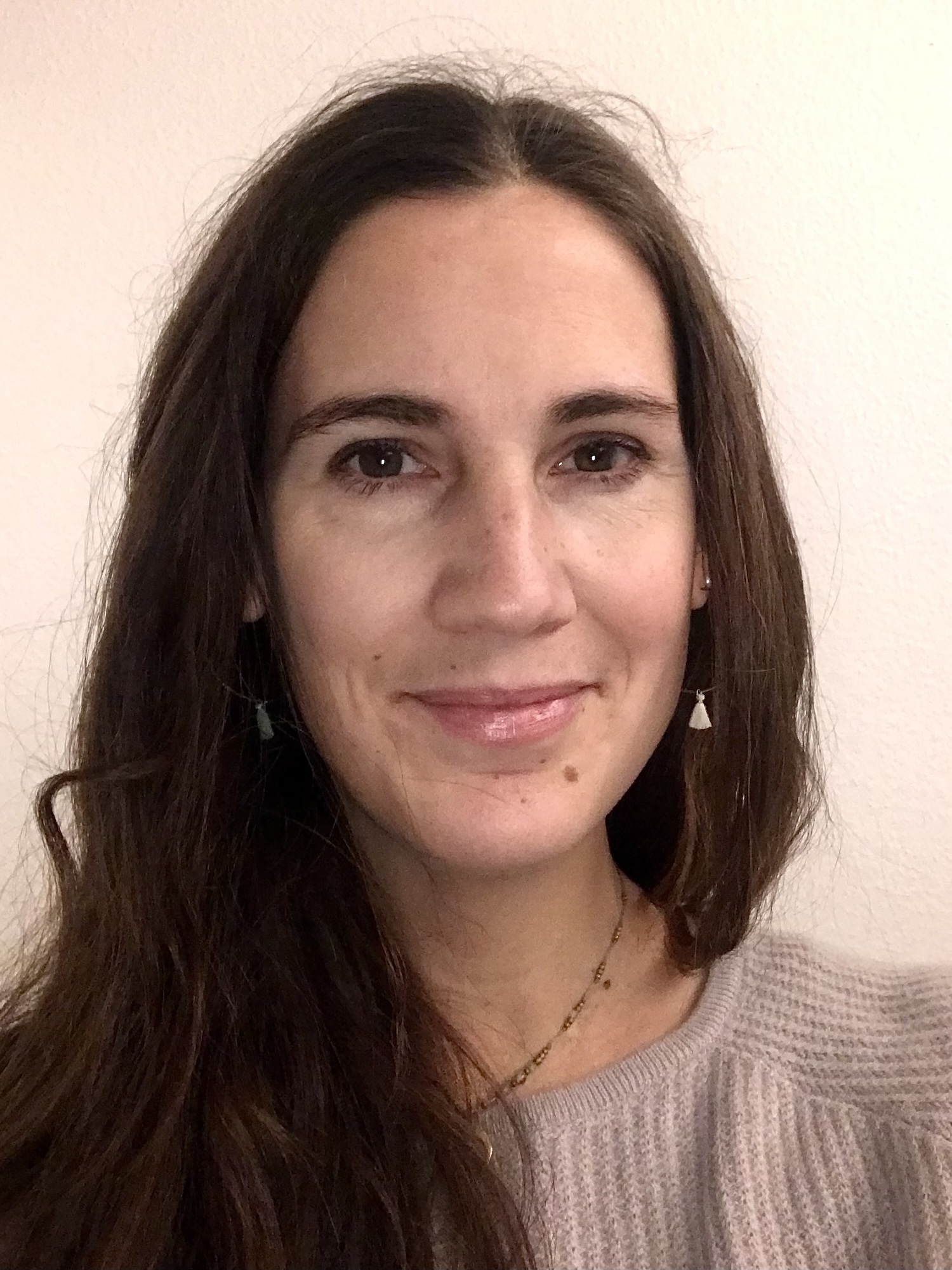 Patrizia ist Kuscheltherapeutin im KuschelRaum Zürich. Sie eröffnet für dich einen liebevollen Herzoffenen Raum voller Geborgenheit.