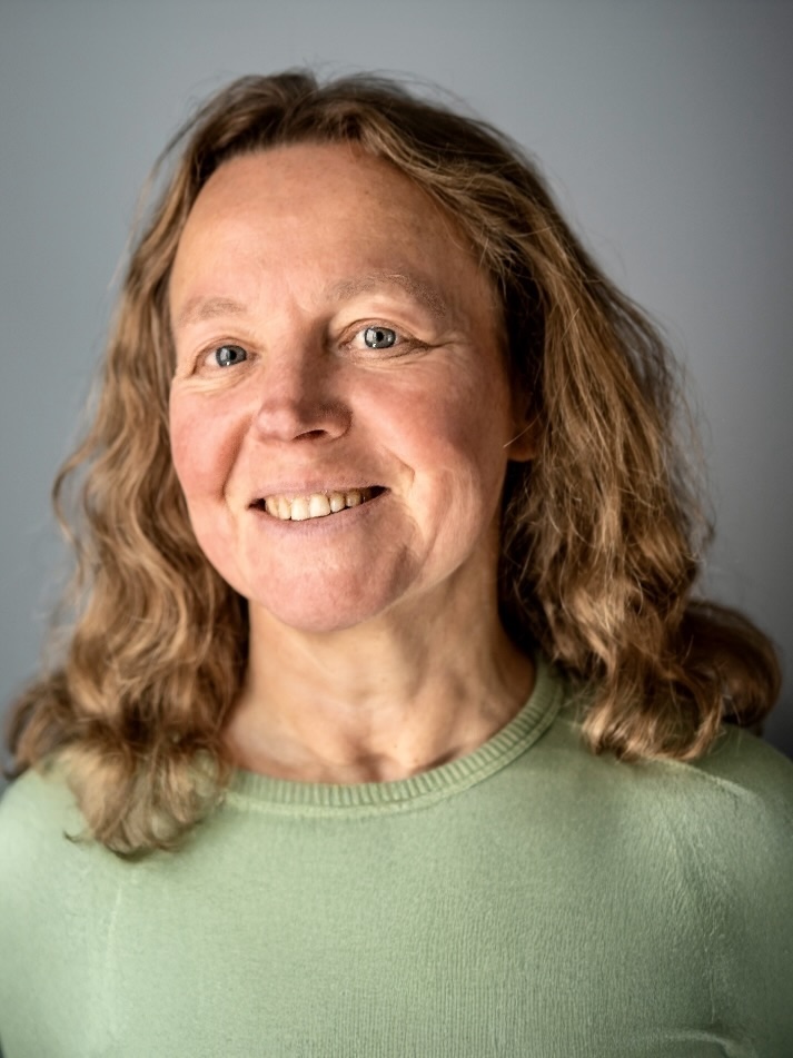 Karina ist Kuscheltherapeutin in Nürnberg und Amberg und eröffnet einen Raum voller sanfter Präsenz und Fürsorge.