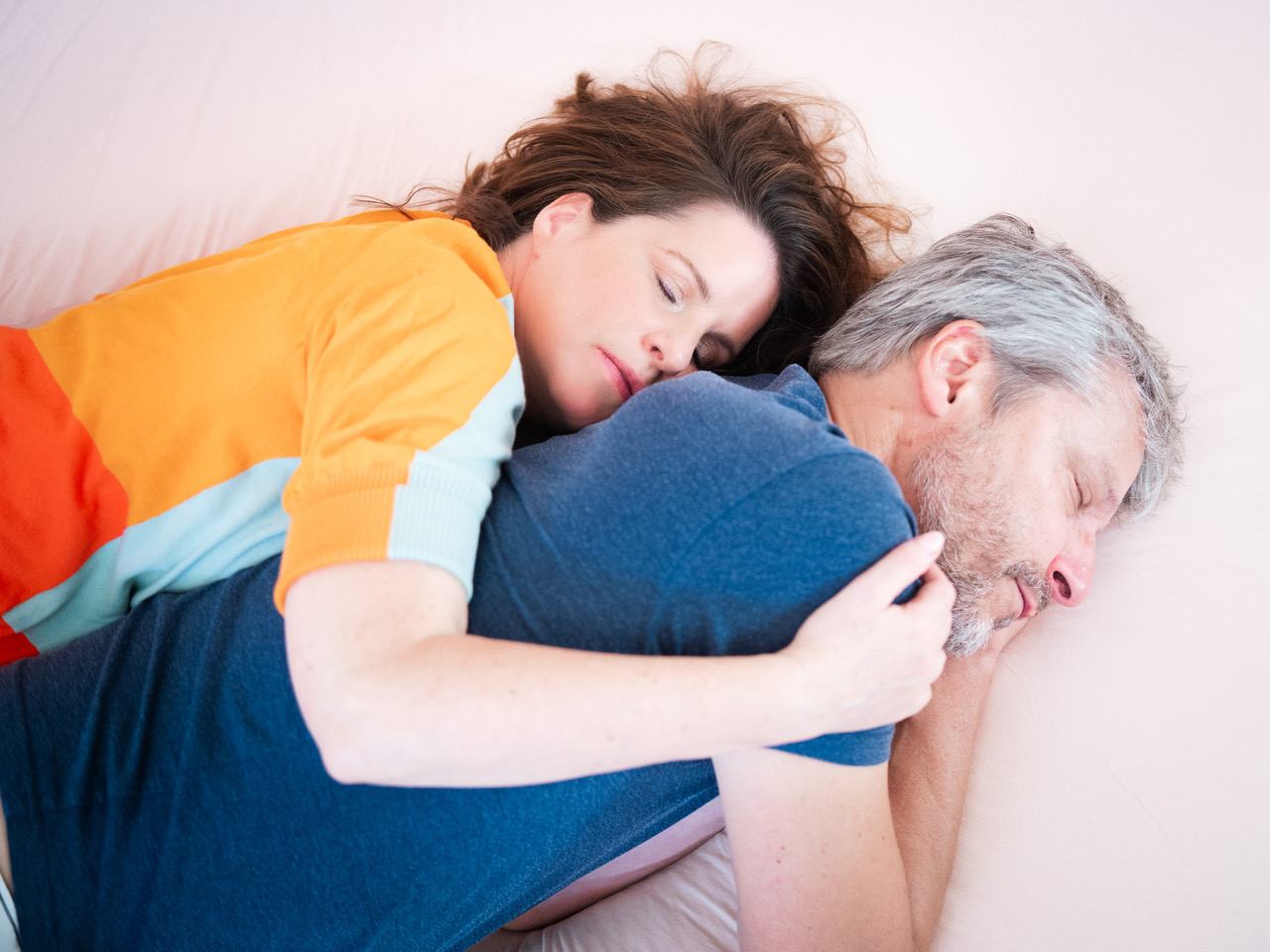 Kuscheltherapie-Session im KuschelRaum – ein Klient wird gehalten und erfährt liebevolle Präsenz.