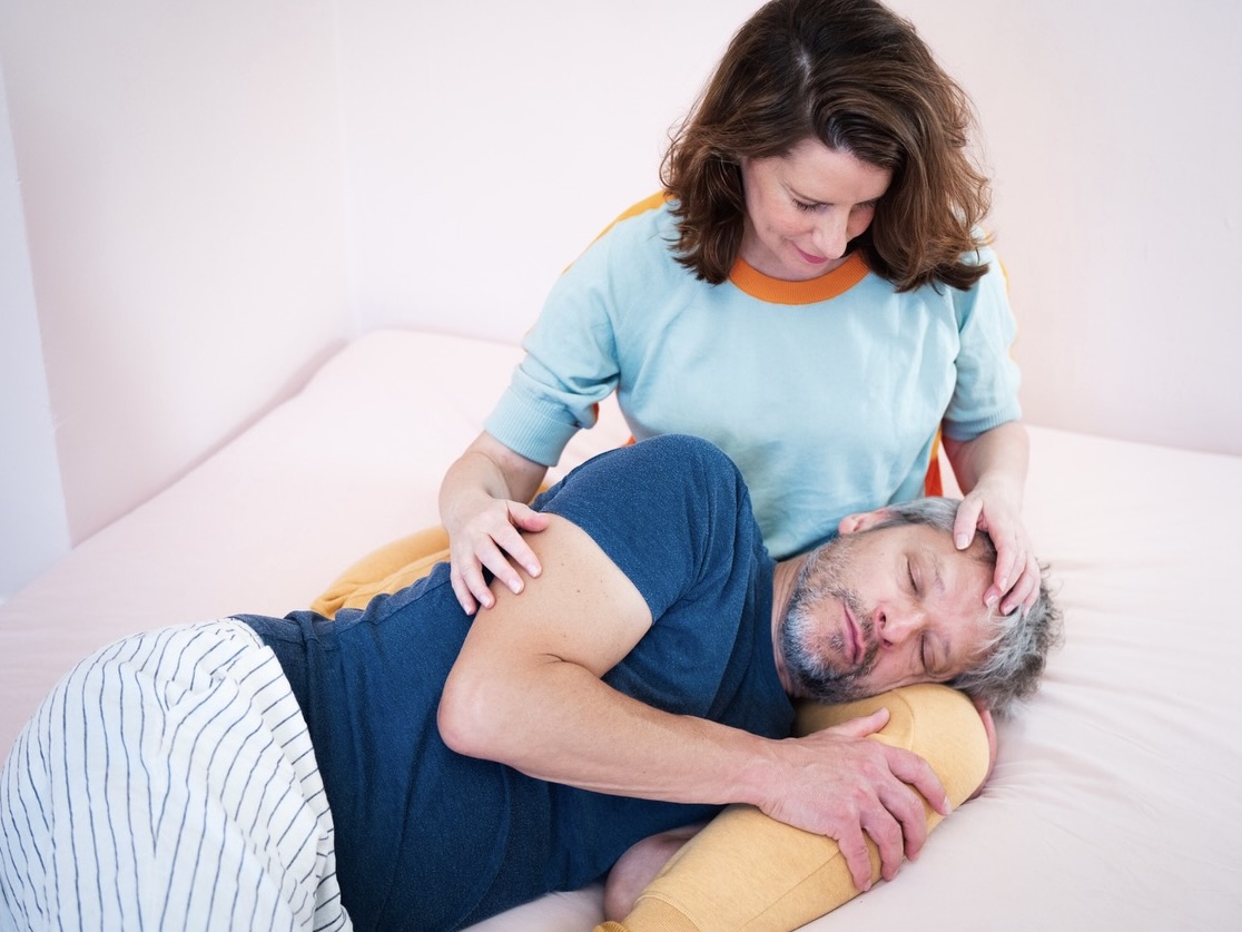 Achtsame Kuscheltherapie-Begegnung im KuschelRaum – Mann und Kuscheltherapeutin Stefanie in ruhiger, vertrauensvoller Nähe.