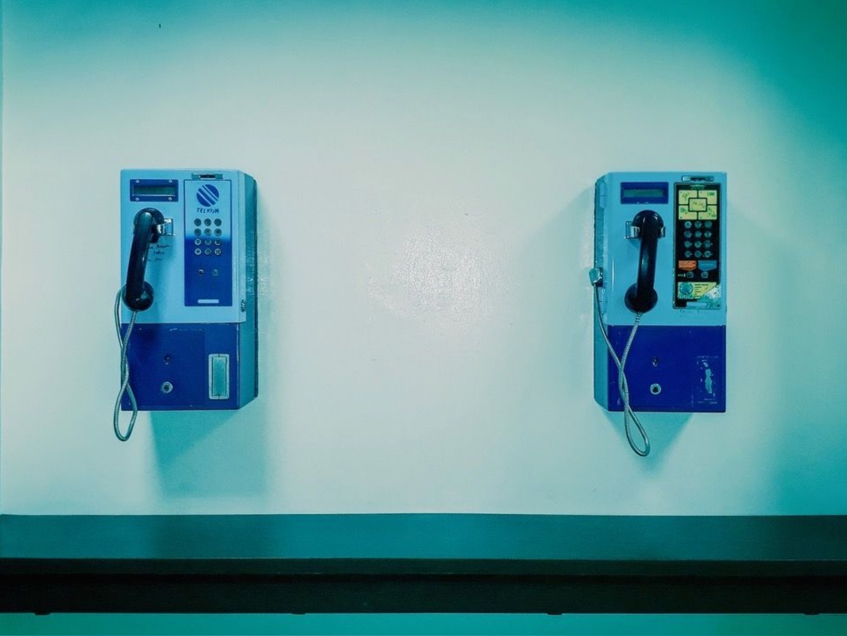 Zwei Telefone als Sinnbild für Kommunikation und Ausdruck – Worte als eine der fünf Sprachen der Liebe.