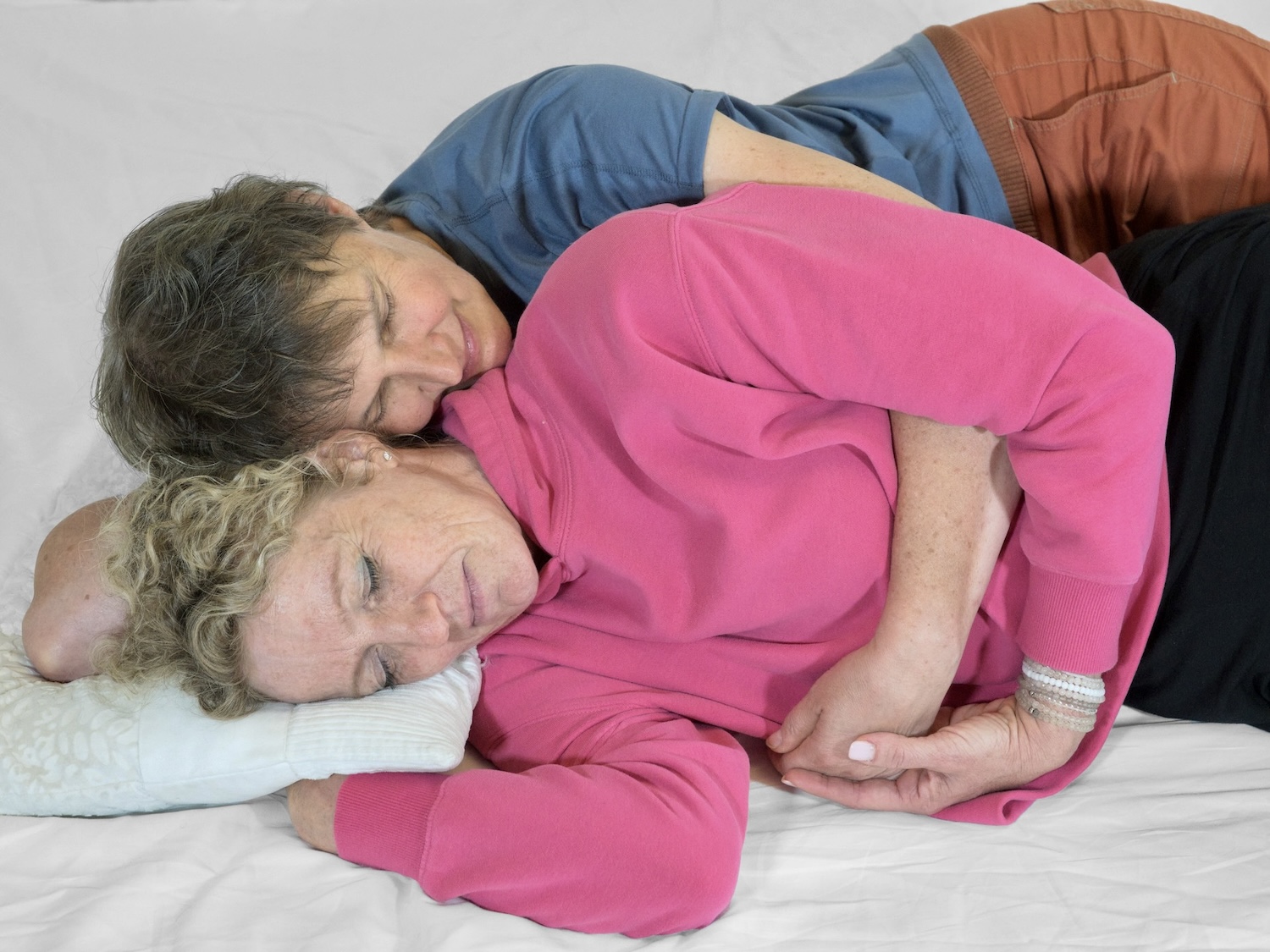 Kuscheltherapeutin hält eine Klientin achtsam im KuschelRaum – Geborgenheit, Vertrauen und Entspannung entstehen.