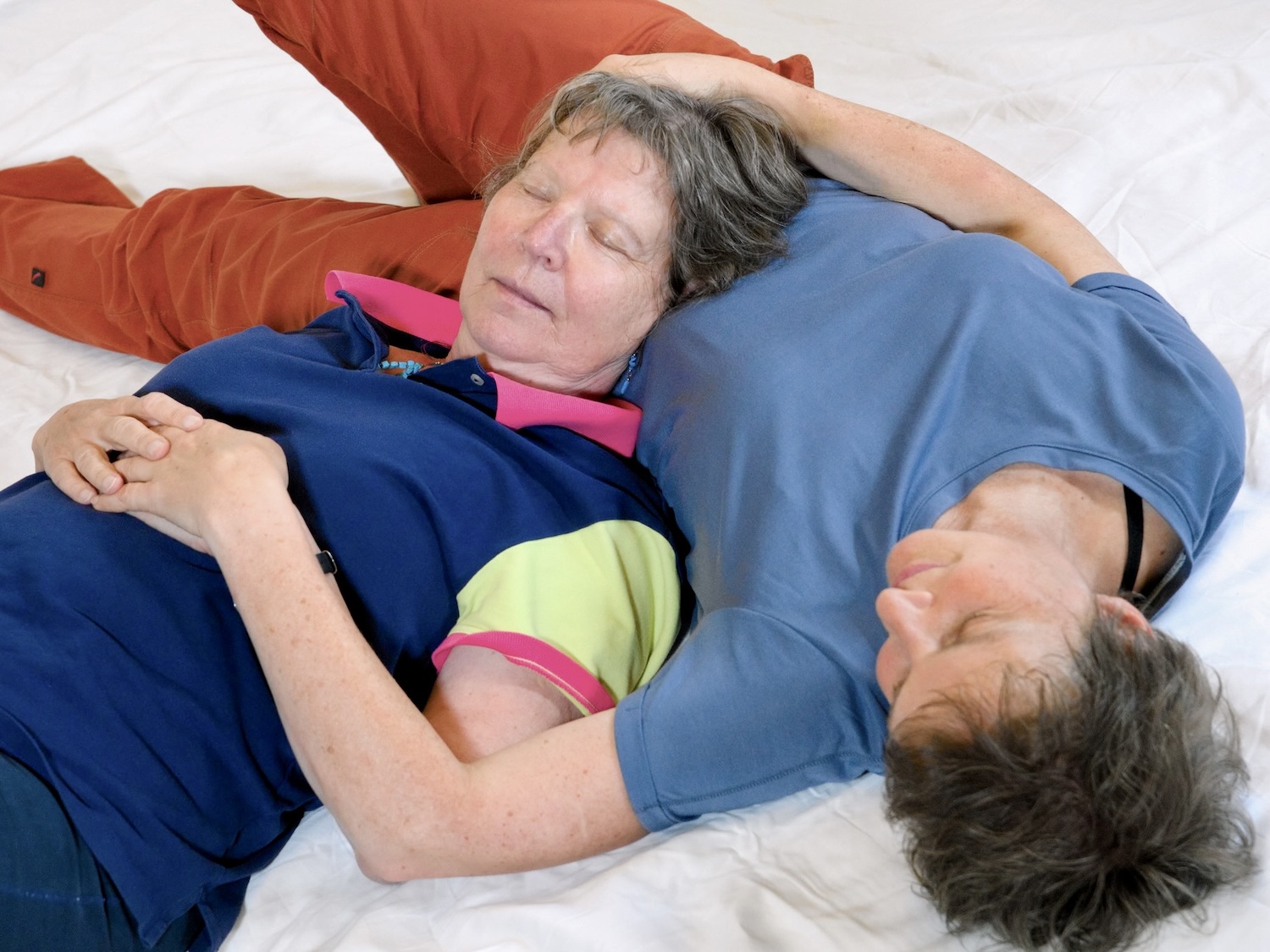 Kuscheltherapeutin schenkt einer Klientin Nähe und Vertrauen – heilsame Berührung im KuschelRaum, Hannover.