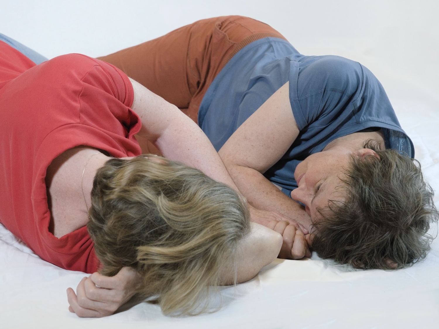 Klientin findet Ruhe und Halt – achtsame Kuscheltherapie mit liebevoller Präsenz im KuschelRaum, Hannover.