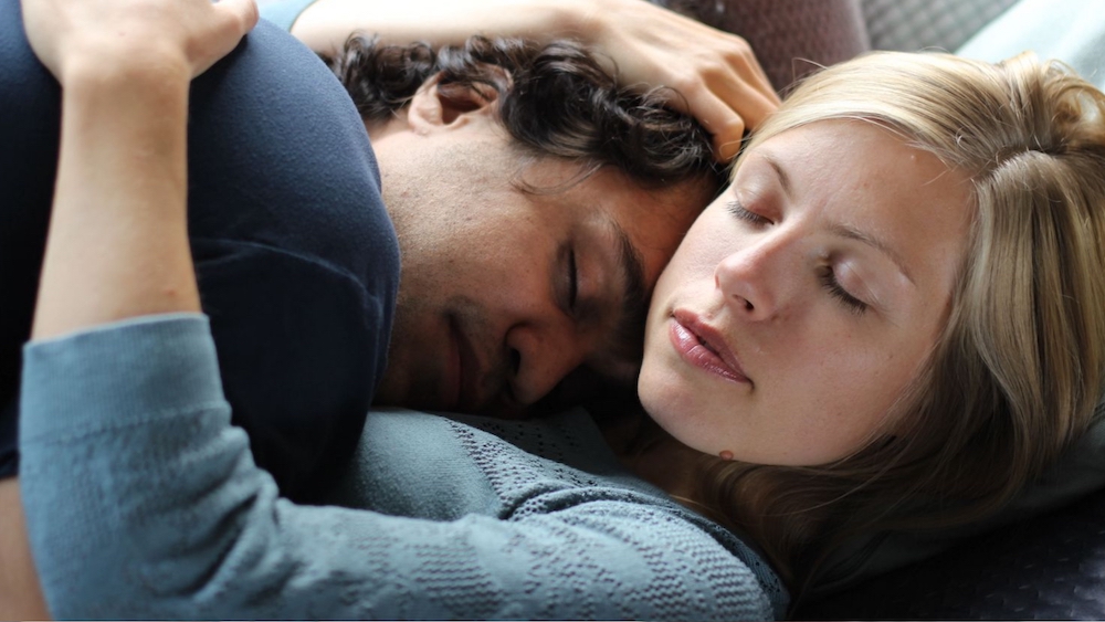 Achtsame, nicht-sexuelle Umarmung zwischen zwei Erwachsenen in einer Kuschelsession – Nähe, Geborgenheit und professioneller Rahmen der Kuscheltherapie.