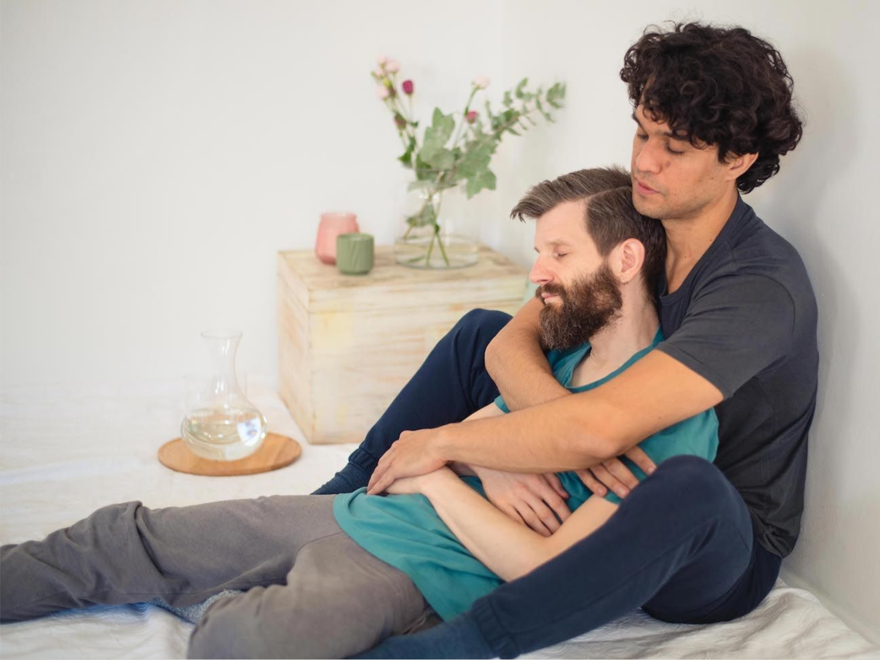Nähe lernen in der Kuscheltherapie-Ausbildung – zwei Menschen in achtsamer Berührung und Geborgenheit
