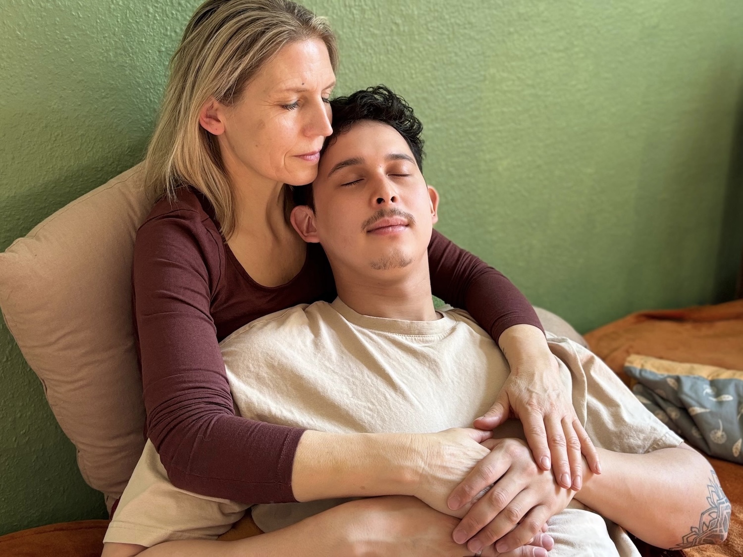 Heilsame Berührung in der Kuscheltherapie – ein Mann erlebt Geborgenheit und Halt im KuschelRaum, Magdeburg.