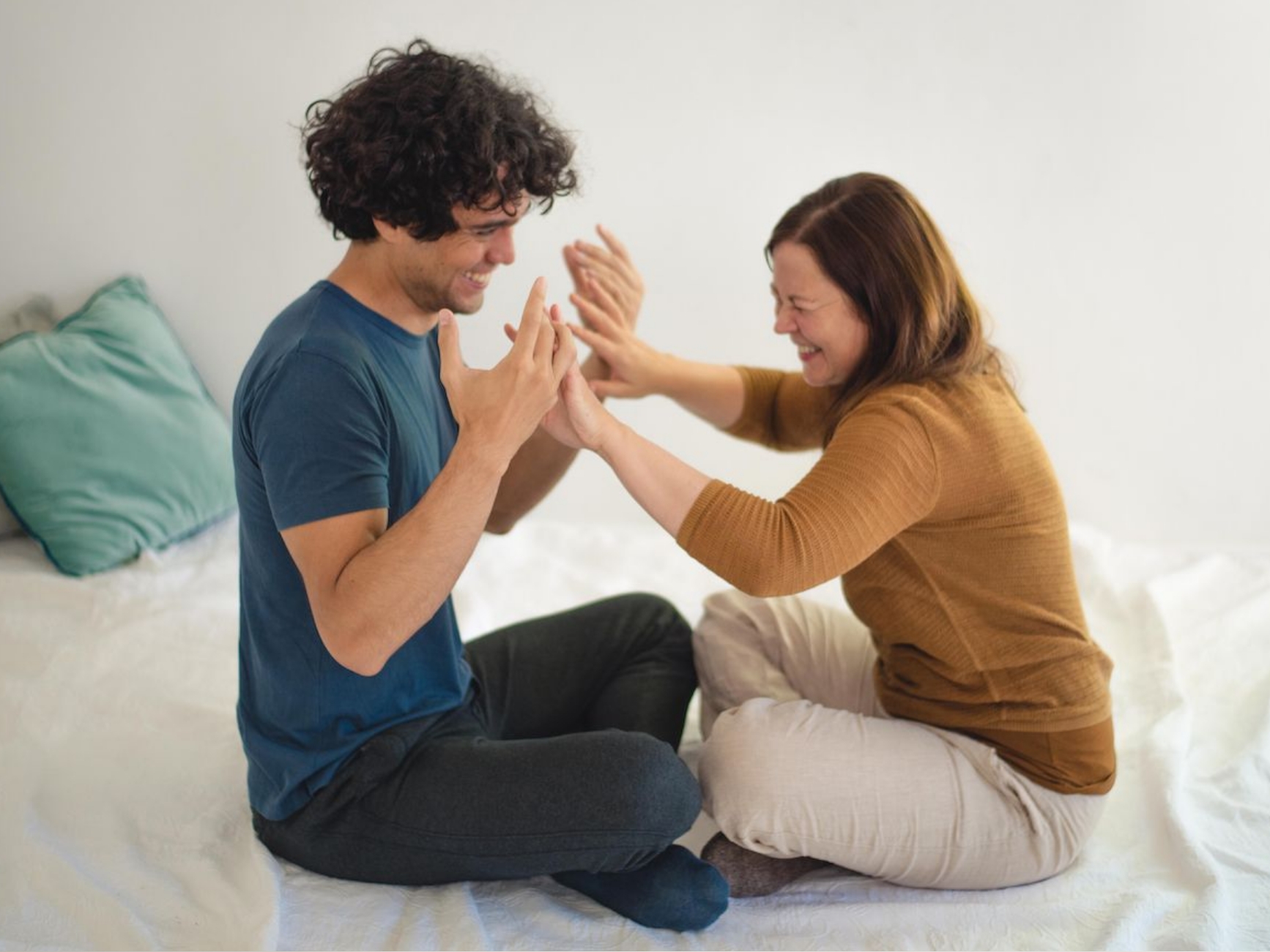 Angeline Heilfort und Rubem Fockink leiten Workshops zu bewusster Berührung.