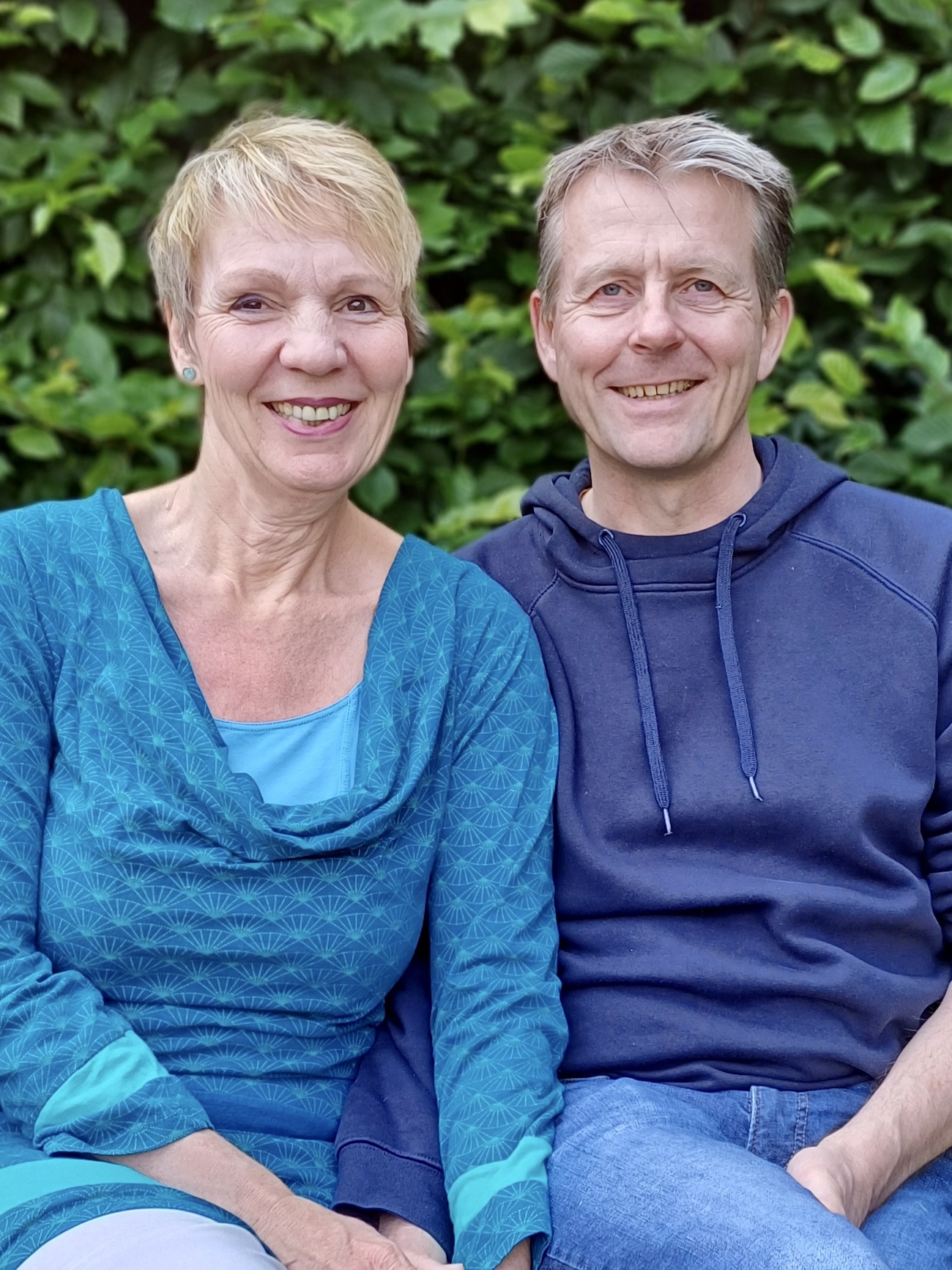 Dream-Team, der Kuschelpartys, Martin und Regine. Die beiden erfahrenen Kuschelpartyanbieter begrüßen dich in ihrem achtsamen KuschelRaum in Berlin.