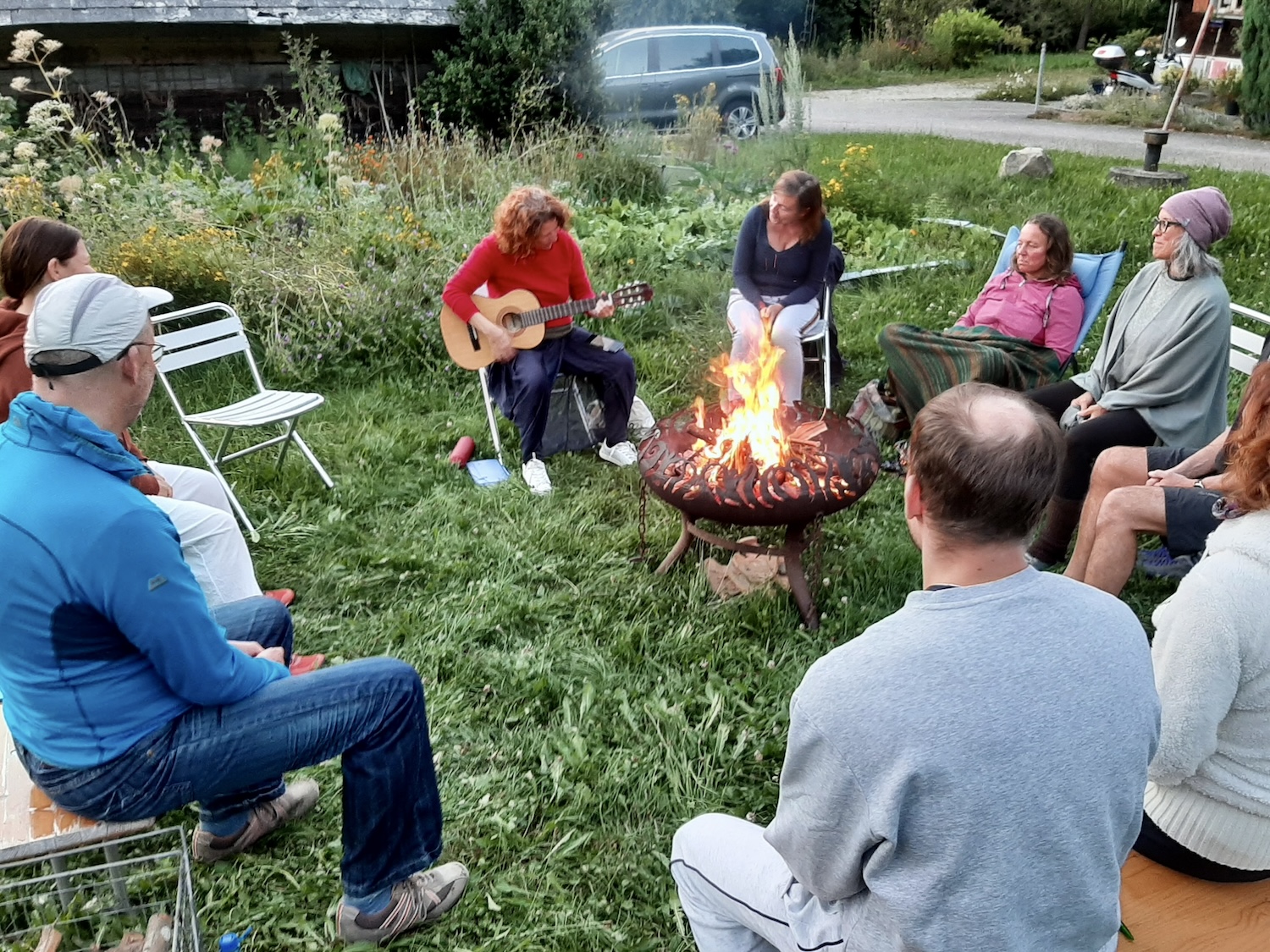 Ausbildungsretreat in Kuscheltherapie. Freizeit am Feuer genießen. Verbundenheit mit anderen erleben.