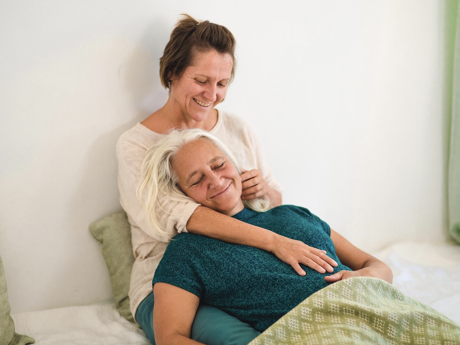 Zwei Menschen berühren sich achtsam und genießen Nähe, Vertrauen und Herzverbundenheit im KuschelRaum.