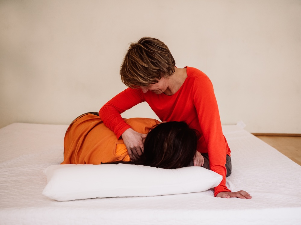 Kuscheltherapie erleben - Wärme, Atem und Nähe – bewusste Berührung schafft Sicherheit und Verbundenheit im KuschelRaum.