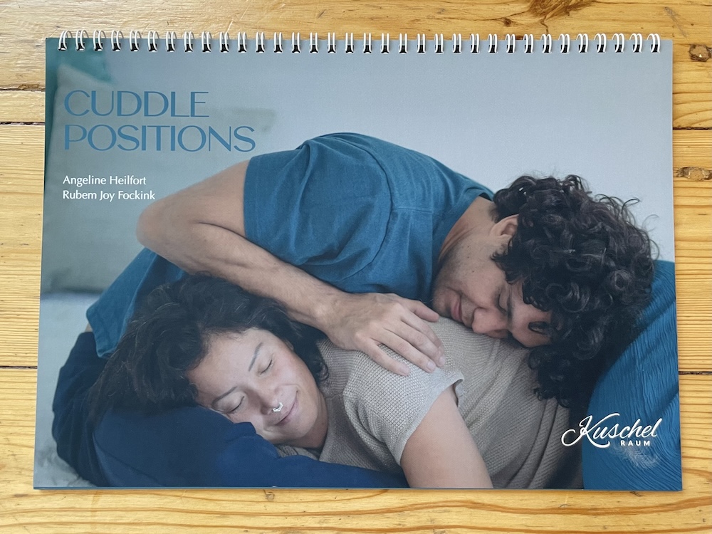 Wo klappt mit Kuschelpositionen. Lass dich inspirieren und erlebe Kuscheln in bewusster und vielleicht neue Art und Weise - Hier die englische Version.