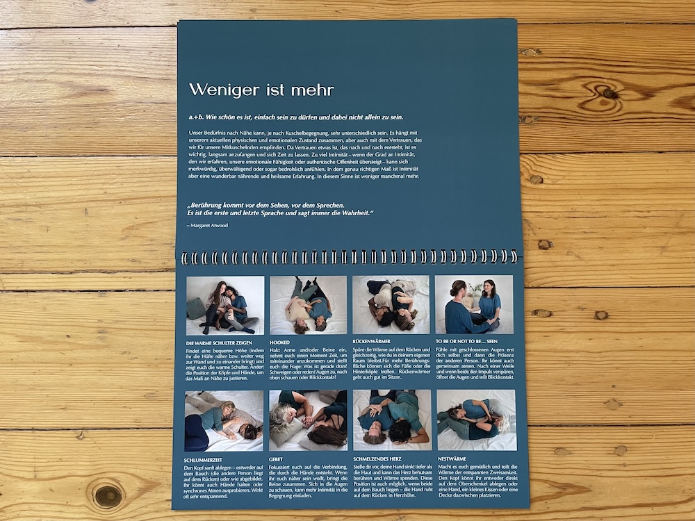 Booklet mit Kuschelpositionen. Lass dich inspirieren und erlebe Kuscheln in bewusster und vielleicht neue Art und Weise.