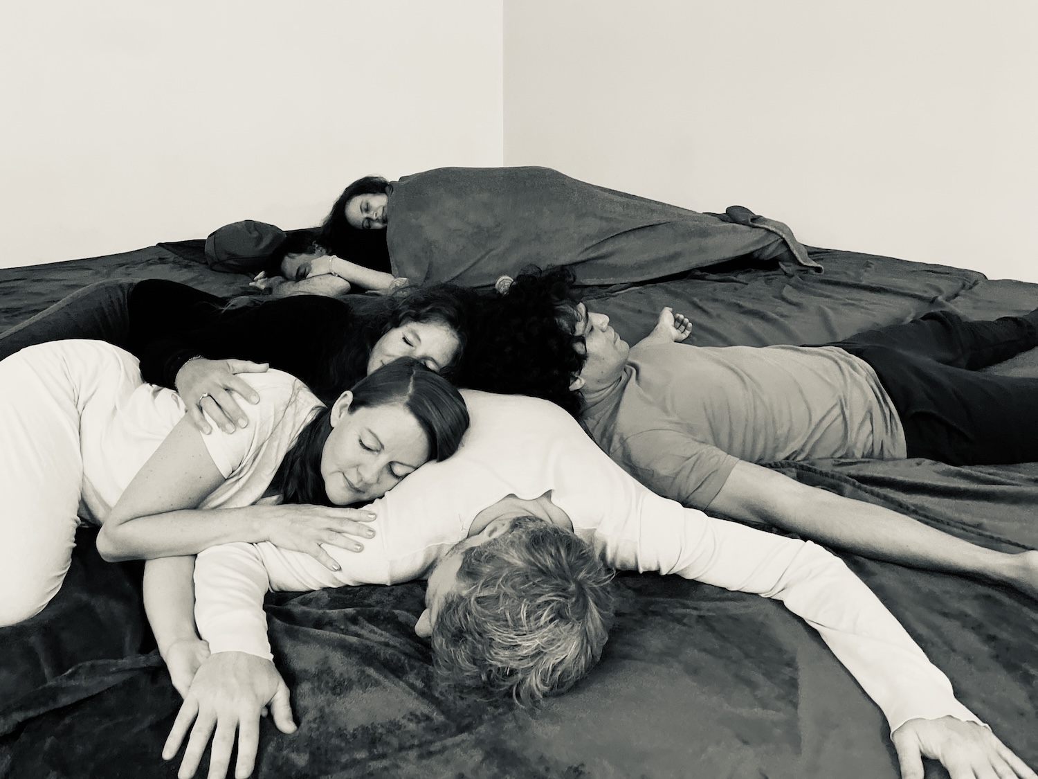 Teilnehmer entspannen gemeinsam auf einer Kuschelparty und genießen achtsame Nähe.