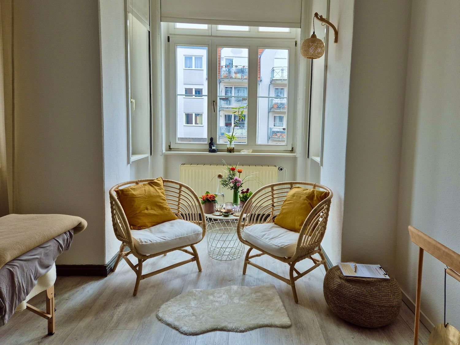 Blick in den KuschelRaum Magdeburg. Im Vorgespräch klären wir dein Anliegen, deine Wünsche und Grenzen. Wir hören dir zu.