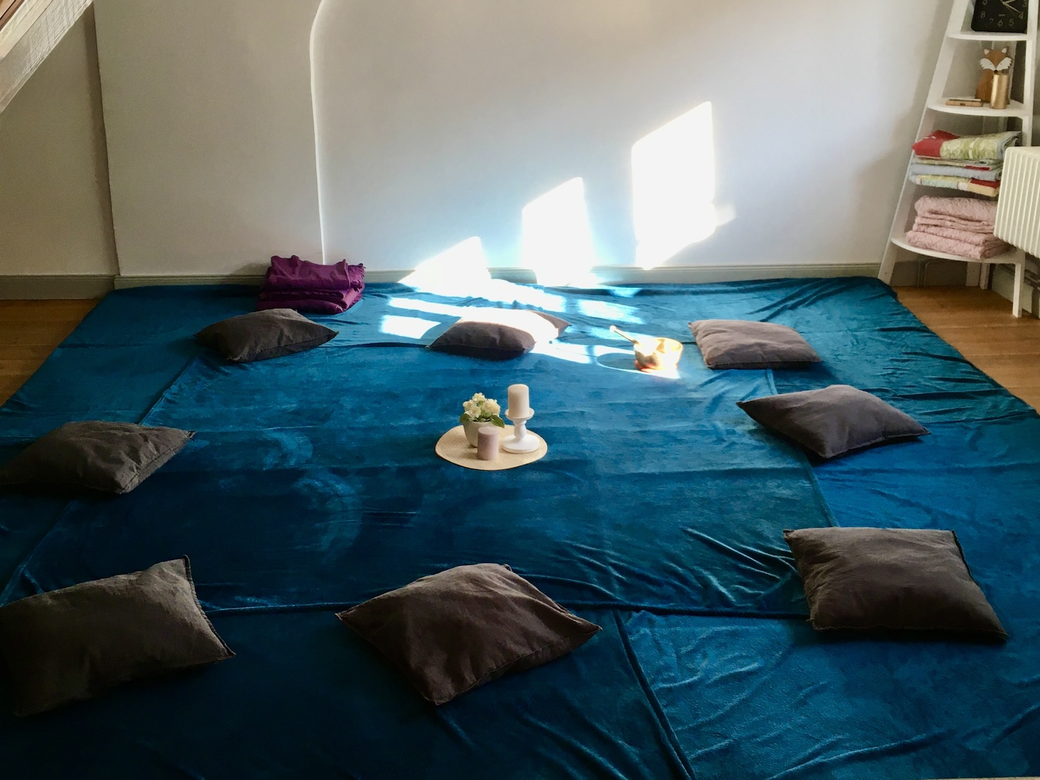 Blick in den KuschelRaum Wismar. Erlebe nähende Berührung mit Gleichgesinnten im KuschelRaum.