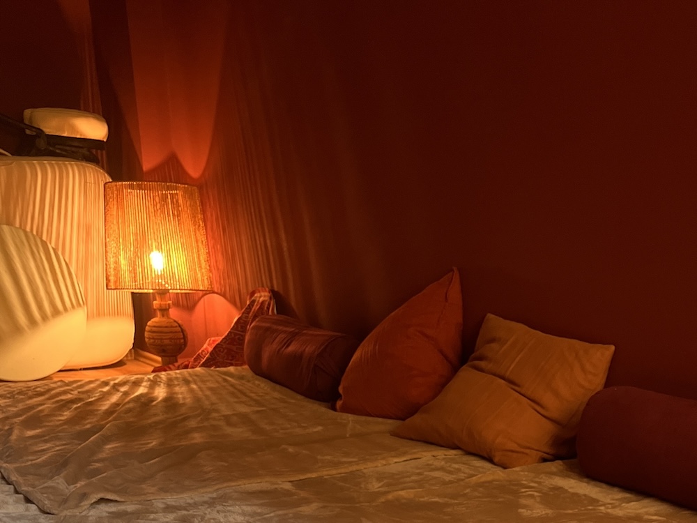 Blick in den KuschelRaum Recklinghausen. Sic wohlfühlen udn sanfte Berührung erfahren.