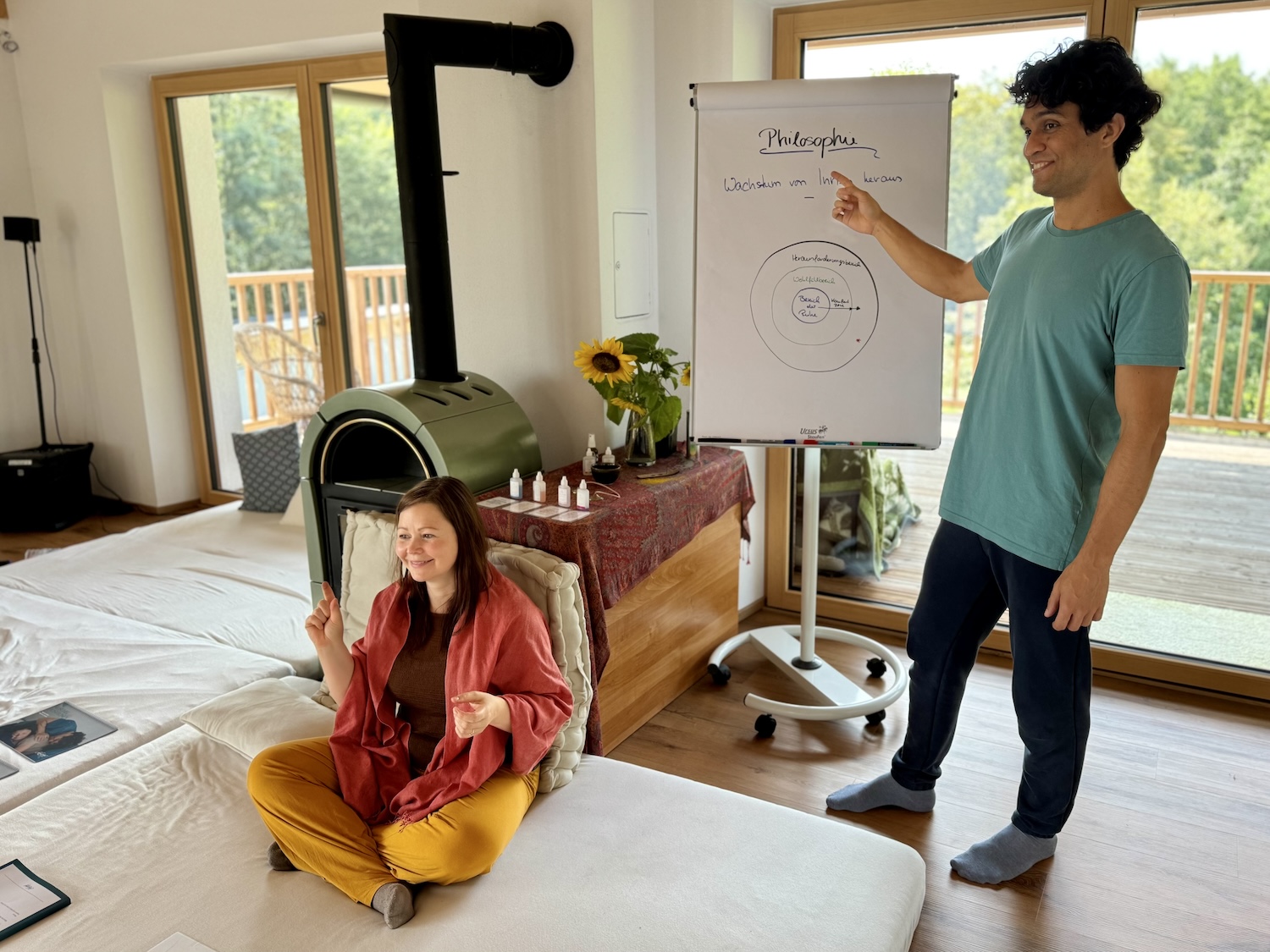 Ausbildunsgretreat Kuscheltherapie - Ausbilder erklären die Philosophie des KuschelRaums. Wachstum von Innen heraus - sanfte Transformation in Freude bei Kuscheltherapie erleben.