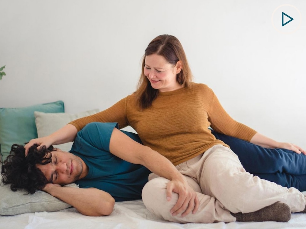 Lass dich inspirieren von unseren Kuschelpositionen. Probiere diese gerne aus und schaue dir das Video dazu an: Couchgefühl
