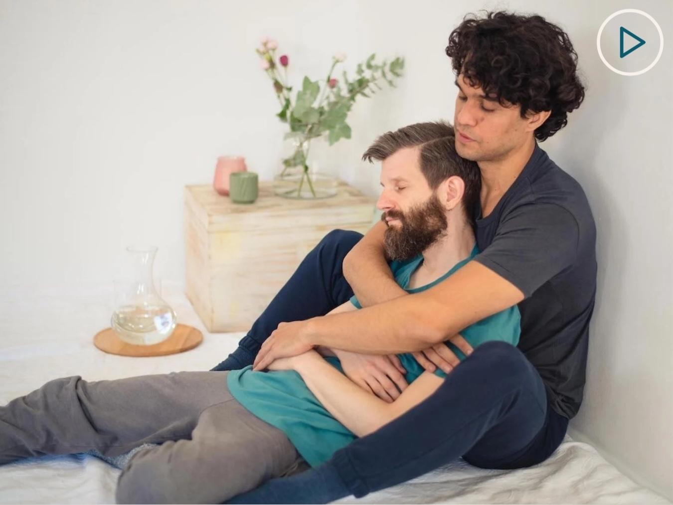 Lass dich inspirieren von unseren Kuschelpositionen. Probiere diese gerne aus und schaue dir das Video dazu an: Wiege