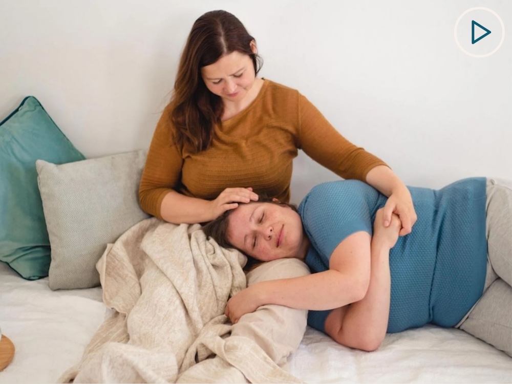 Lass dich inspirieren von unseren Kuschelpositionen. Probiere diese gerne aus und schaue dir das Video dazu an: Lieblingskissen