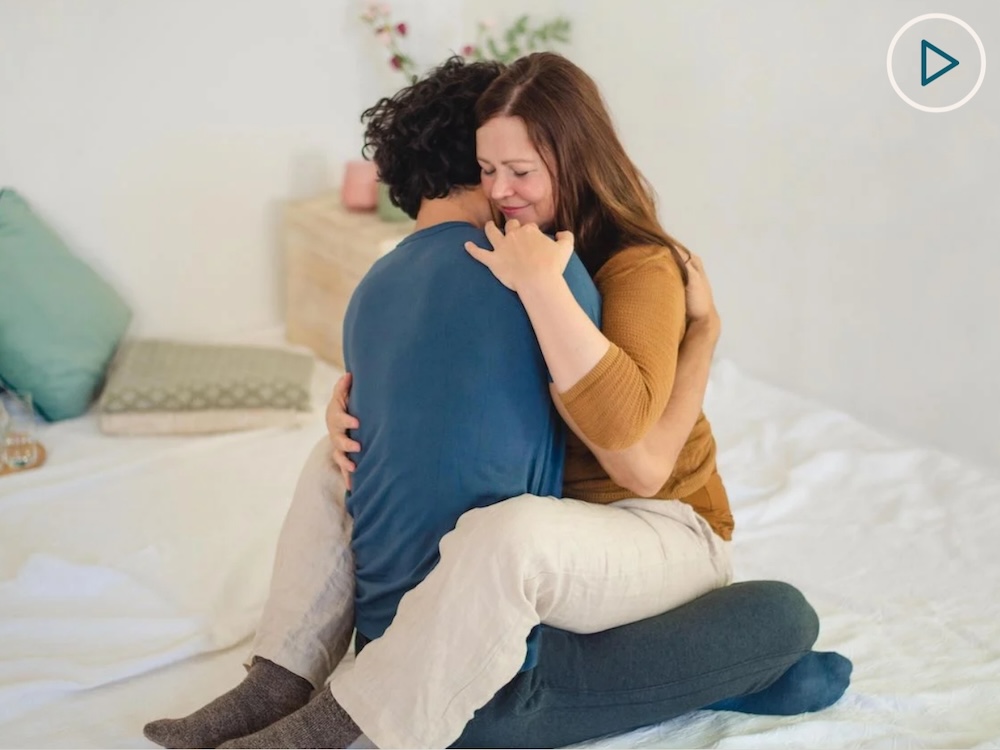 Lass dich inspirieren von unseren Kuschelpositionen. Probiere diese gerne aus und schaue dir das Video dazu an: Herz zu Herz.