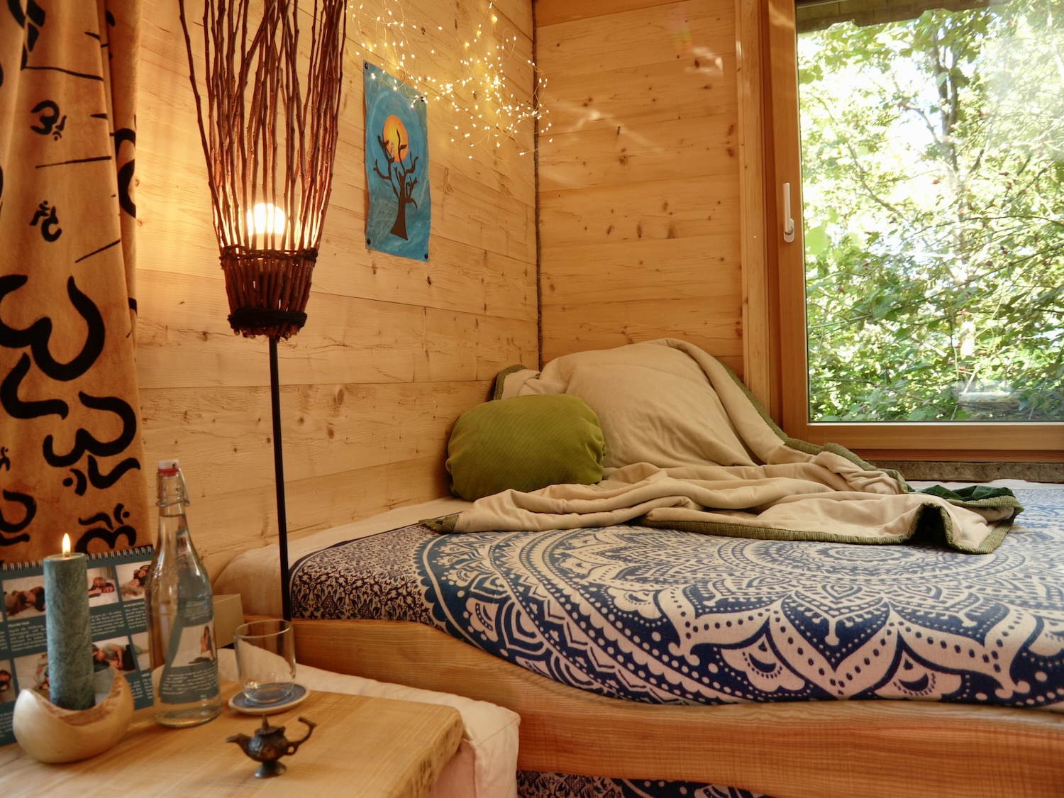 Blick in den Augsburger KuschelRaum. Erlebe Kuscheltherapie im Tiny House – Geborgenheit in naturnaher Wohlfühlatmosphäre.