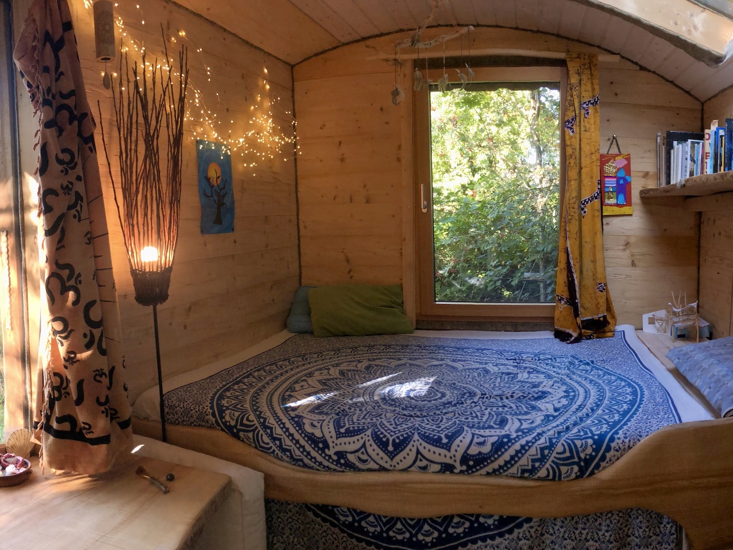 Blick in den Augsburger KuschelRaum. Erlebe Kuscheltherapie im Tiny House – eine besondere Erfahrung.