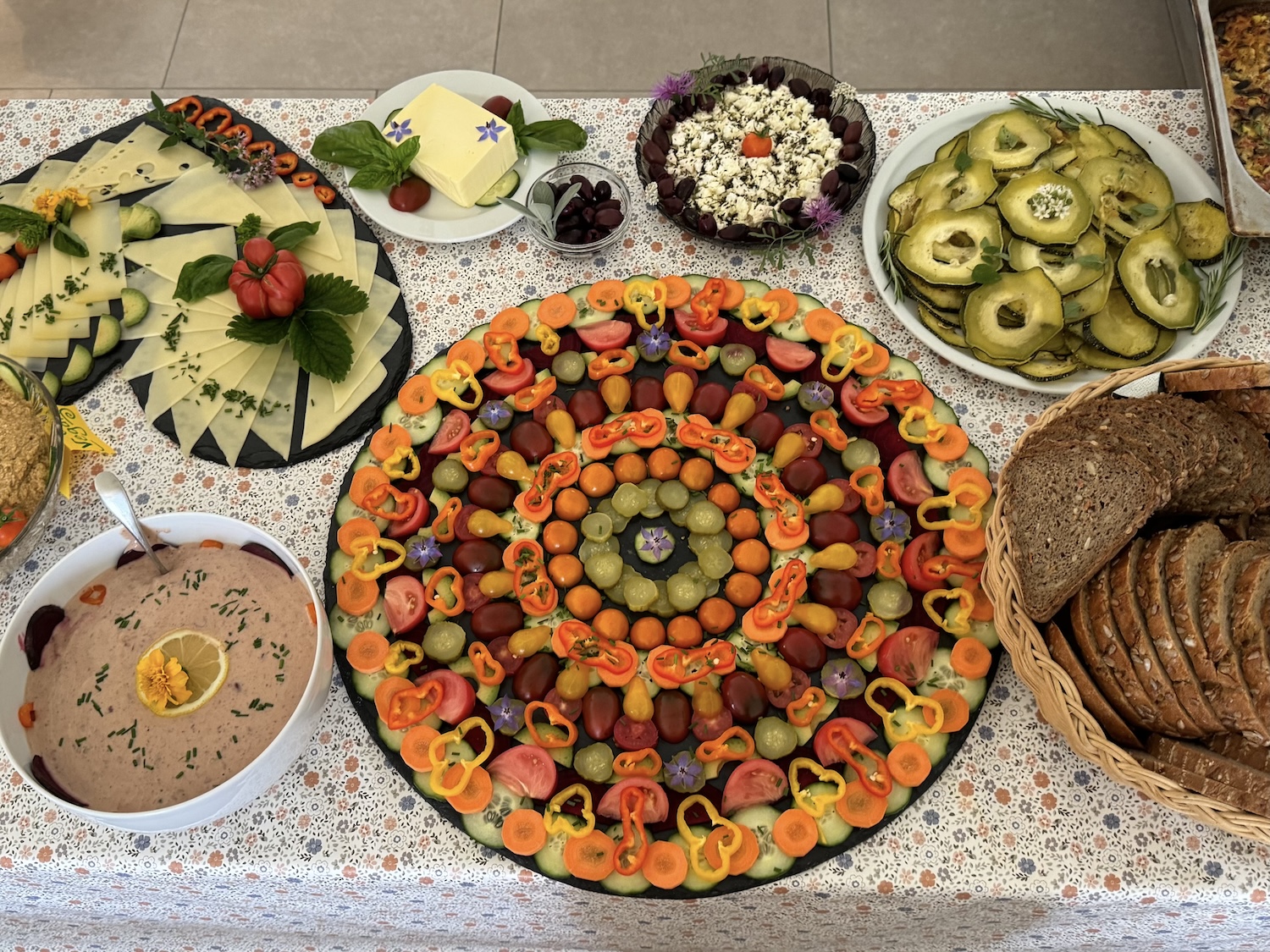 Buffet beim Ausbildungsretreat in Kuscheltherapie, Österreich. Leckeres vegetarisches und veganes Essen. Eine rund um wunderbare Erfahrung.