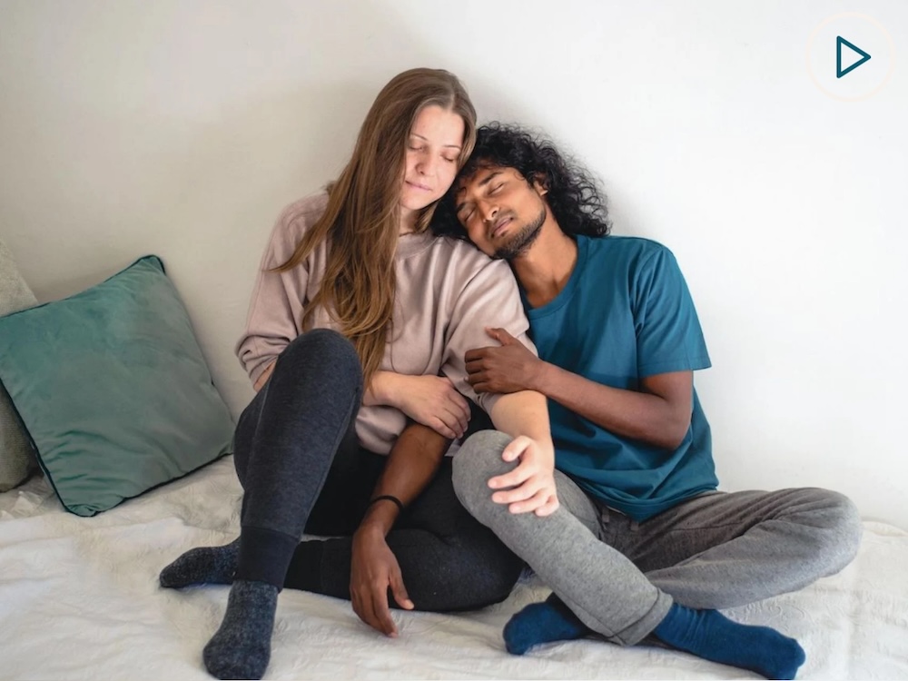 Lass dich inspirieren von unseren Kuschelpositionen. Probiere diese gerne aus und schaue dir das Video dazu an: Die warme Schulter zeigen