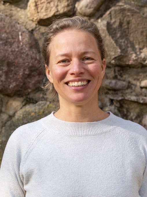 Stephanie ist Kuschelpartyanbieterin in Neubrandenburg. Sie eröffnet einen berührenden Begegnungsraum für Gleichgesinnte.