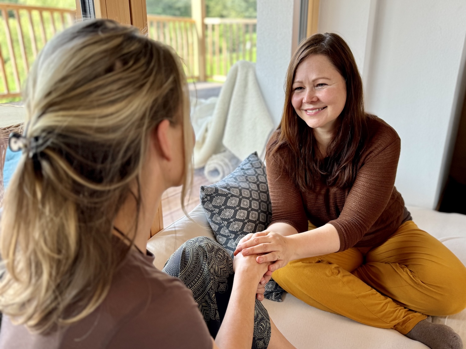 Ausbildung in Kuscheltherapie. Begegnung zwischen Ausbilderin und Teilnehmerin. Achtsame Räume eröffnen.