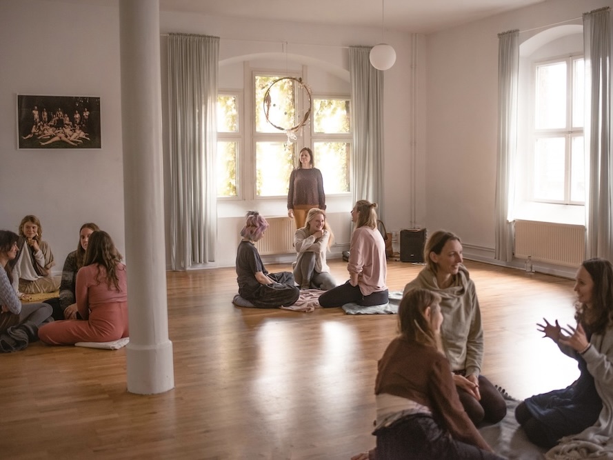 berührende-workshops-kuschelraum Erlebe berührende Workshops im KuschelRaum. Mache sichere Erfahrungen rund um die Themen Berührung, Nähe Intimität, Consent und Verbundenheit.