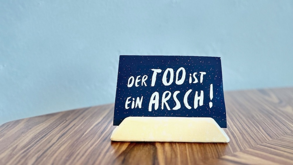 Blog zu Trauerbegleitung und Kuscheltherapie, Postkarte: Der Tod ist ein Arsch