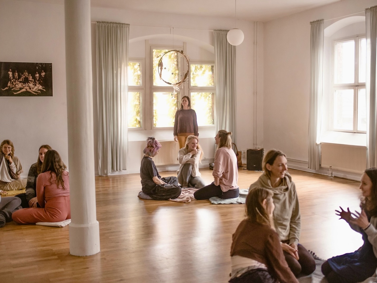 Teilnehmer:innen lernen im KuschelRaum, sichere Räume für Berührung und Nähe zu gestalten – Ausbildung Facilitating.