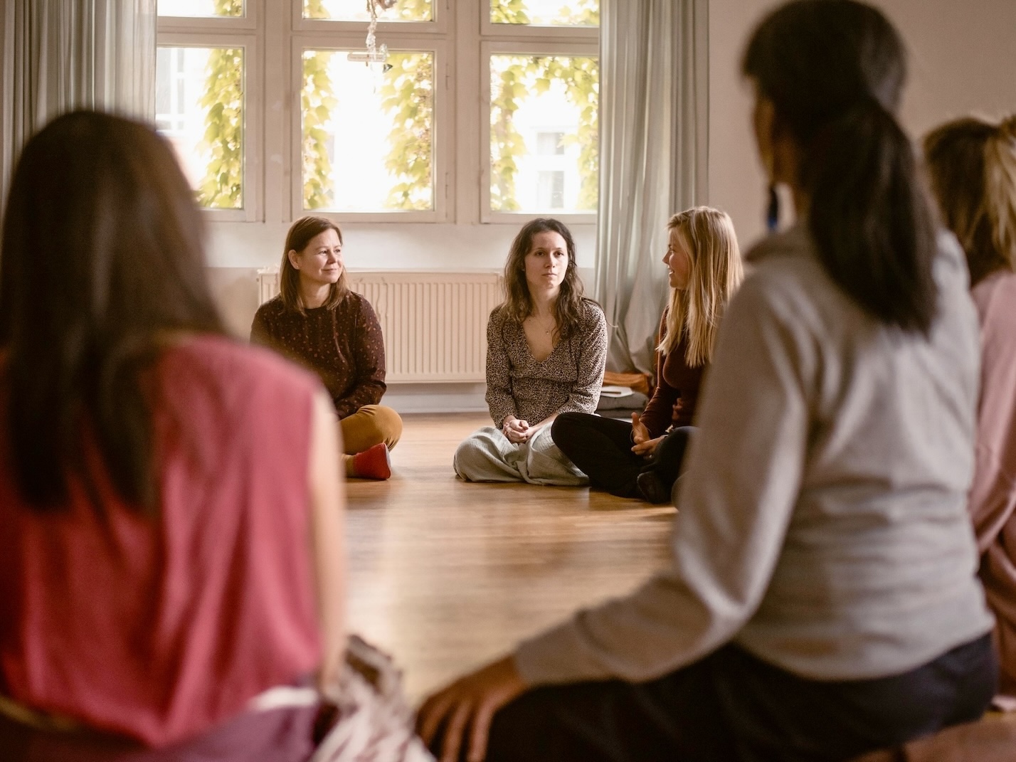 Im Facilitating lernst du, Sharing-Kreise achtsam zu halten – Räume, in denen ehrlicher Austausch, Präsenz und Verbindung entstehen dürfen.