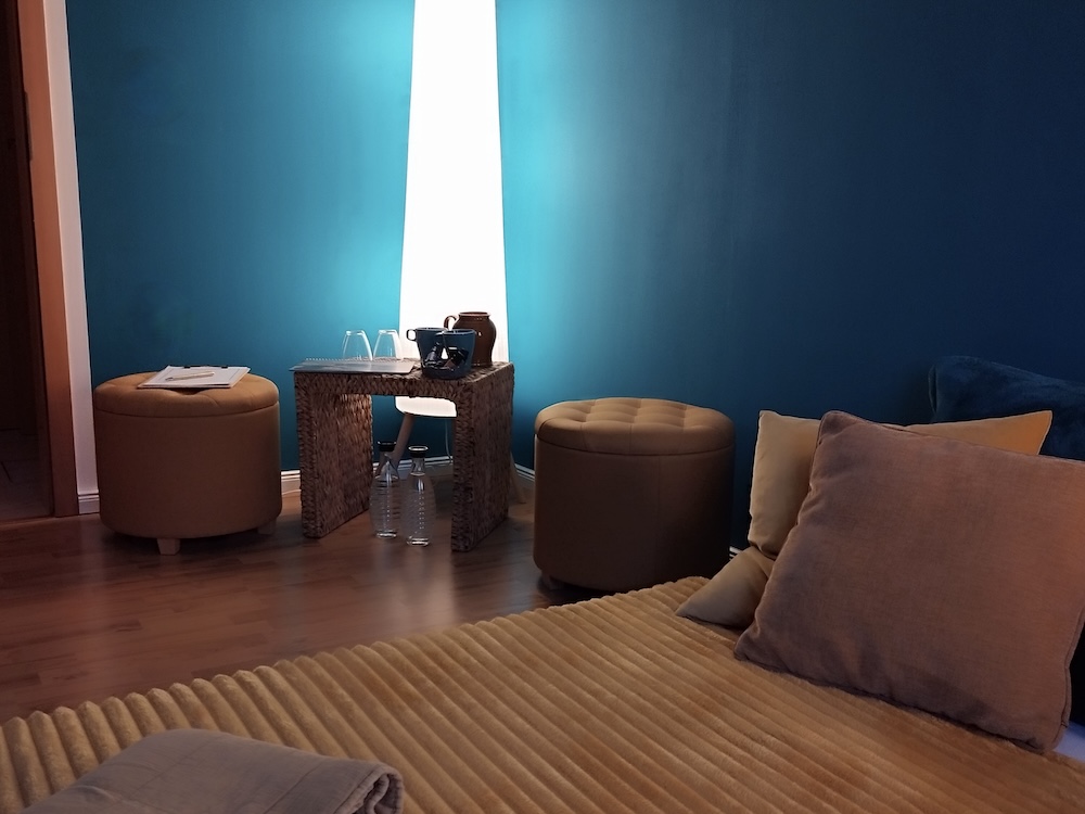 Blick in den KuschelRaum in Neubrandenburg. Beim Vorgespräch klären wir dein Anliegen, deine Wünsche, besprechen deine Grenzen und gehen ganz auf dich ein.