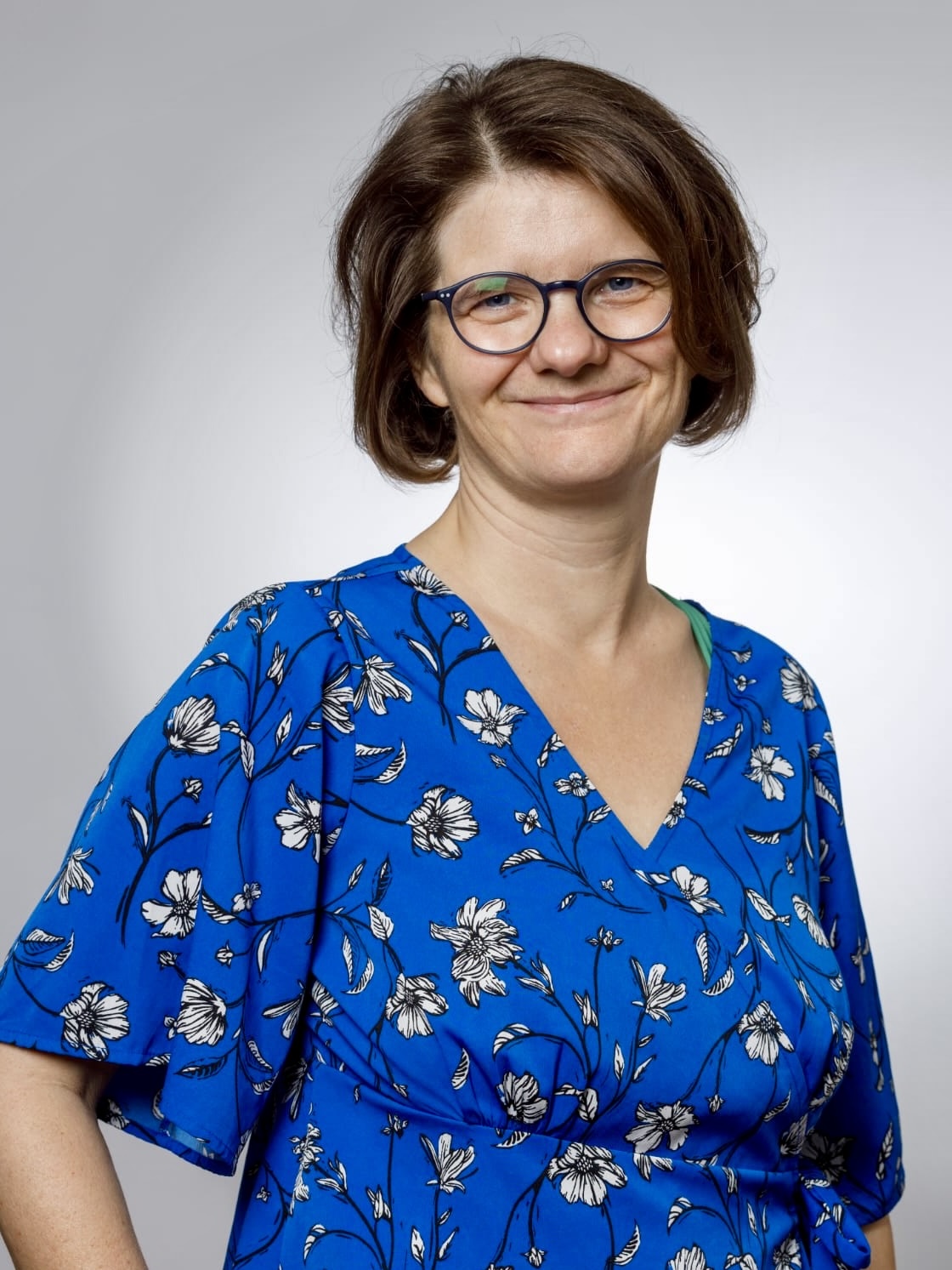 Kuscheltherapeutin Karina hält einen Raum der zugewandten Offenheit und freut sich auf eine kuschelige Begegnung mit dir.