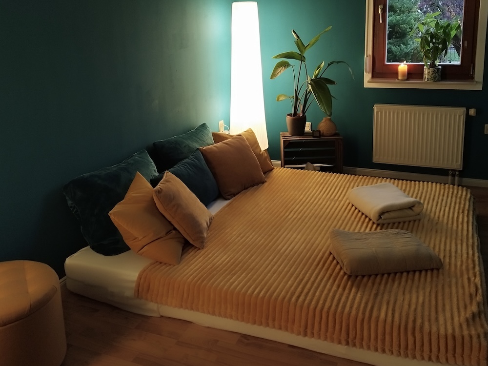 Blick in den KuschelRaum Neubrandenburg. Hier kannst du achtsame Kuscheltherapie erleben und wunderschöne Stunden genießen in Geborgenheit.